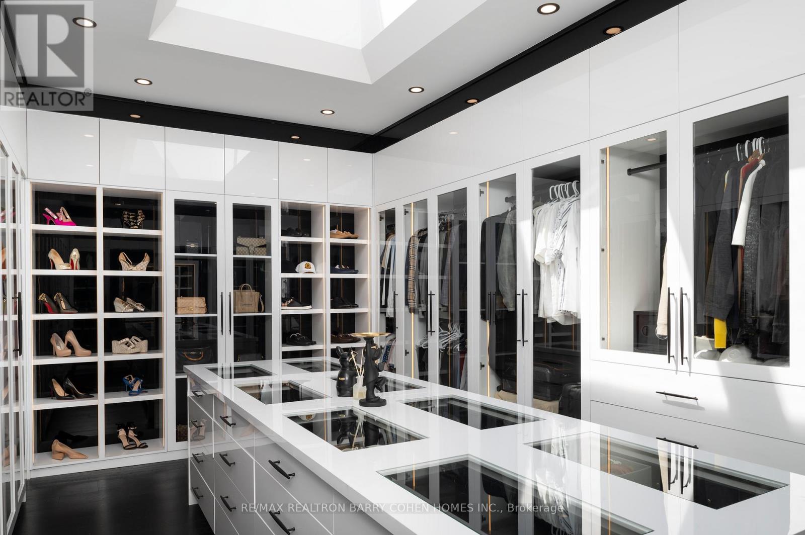 45 Park Lane Circle, Toronto, Ontario  M3C 2N3 - Photo 18 - C12885882