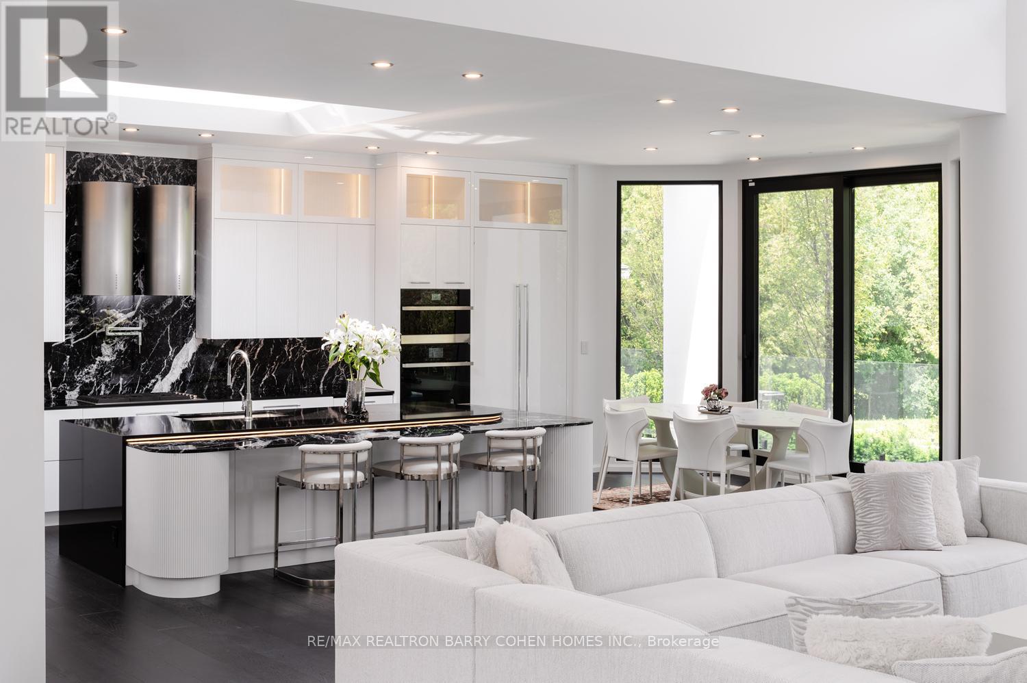 45 Park Lane Circle, Toronto, Ontario  M3C 2N3 - Photo 7 - C12885882