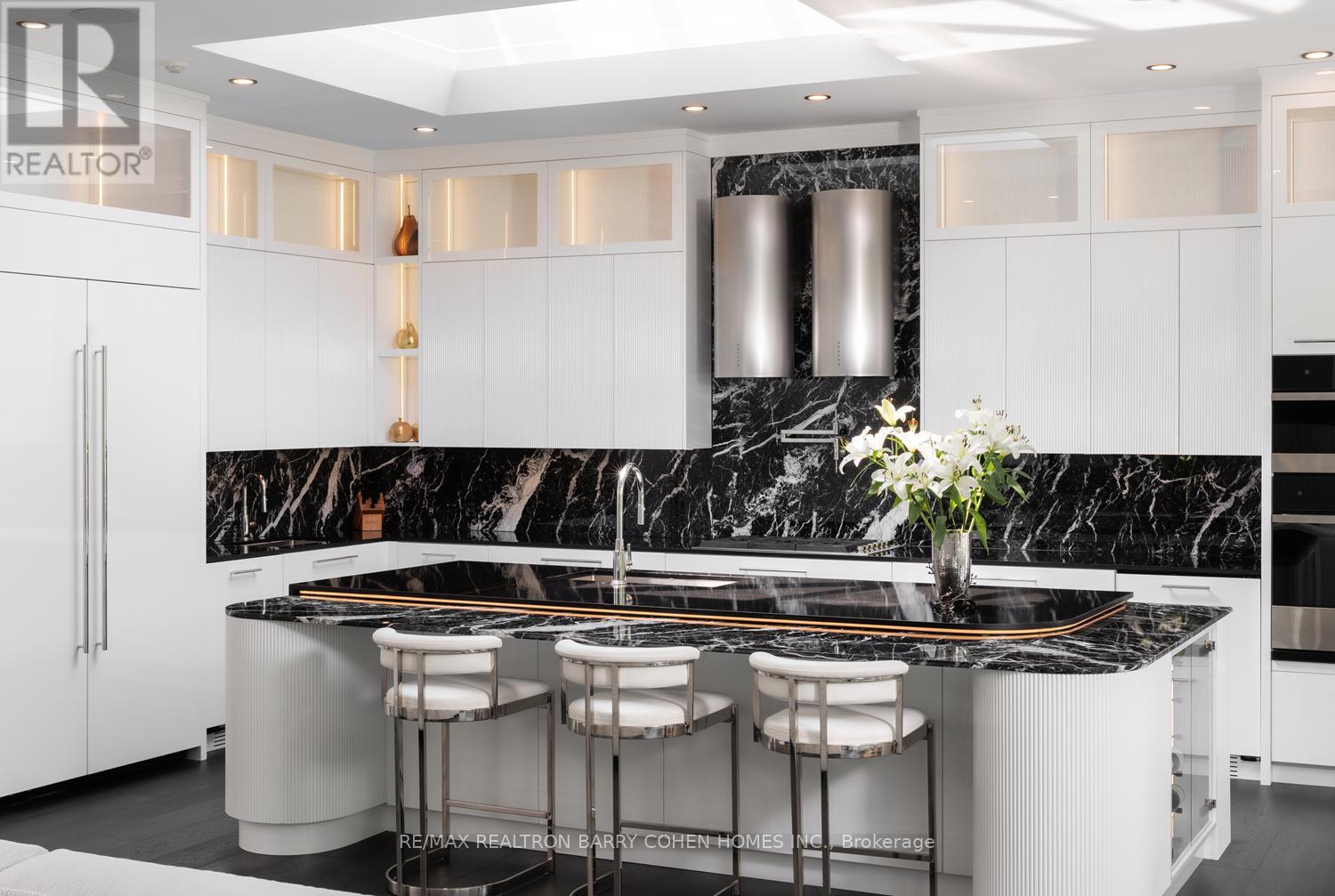 45 Park Lane Circle, Toronto, Ontario  M3C 2N3 - Photo 8 - C12885882