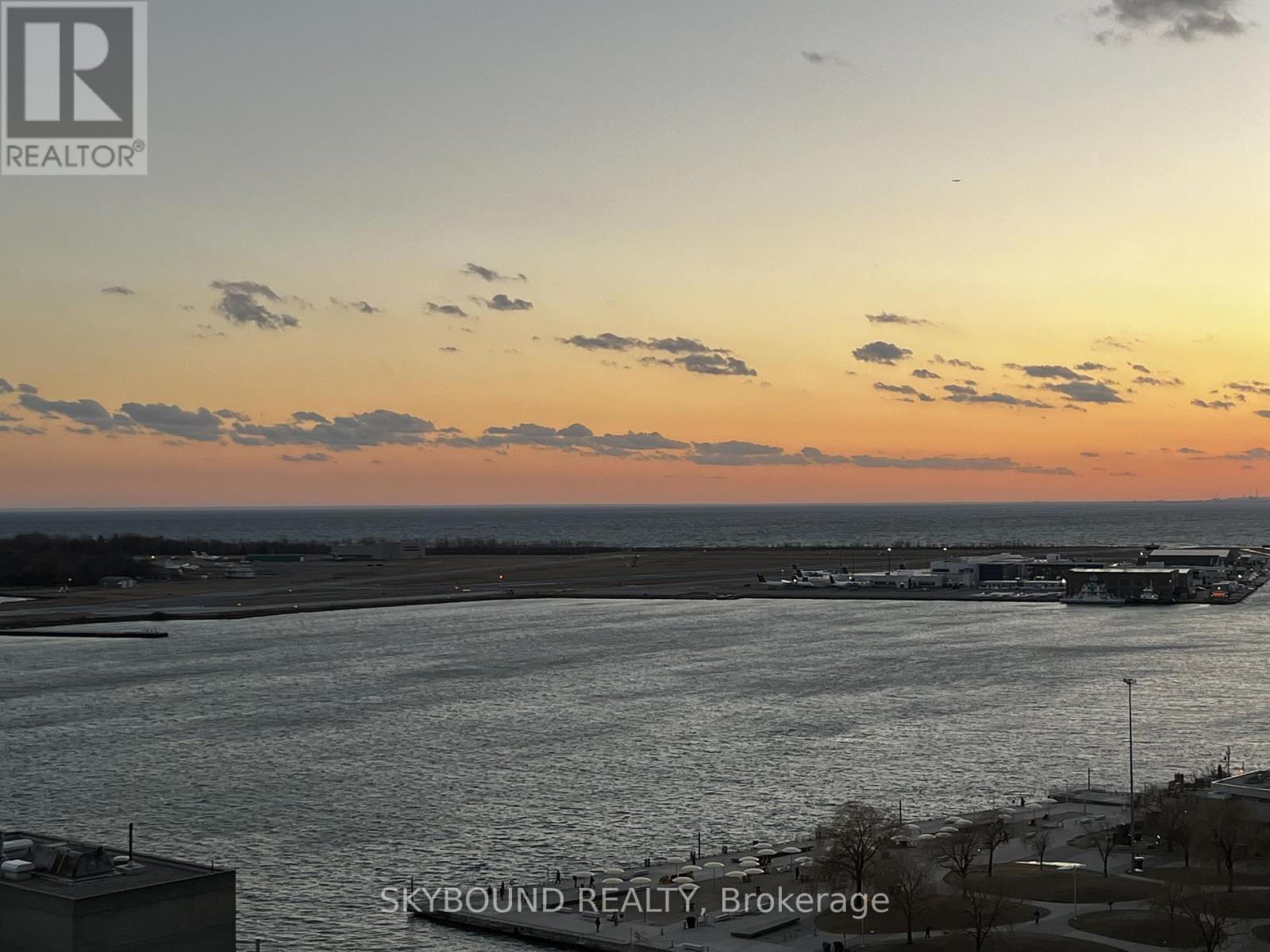 # 1804 - 260 Queens Quay W Quay W, Toronto, Ontario  M5J 2N3 - Photo 16 - C12886178