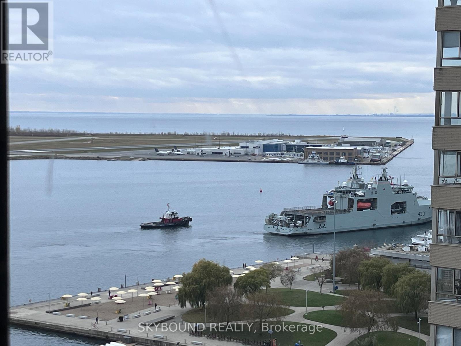 # 1804 - 260 Queens Quay W Quay W, Toronto, Ontario  M5J 2N3 - Photo 2 - C12886178