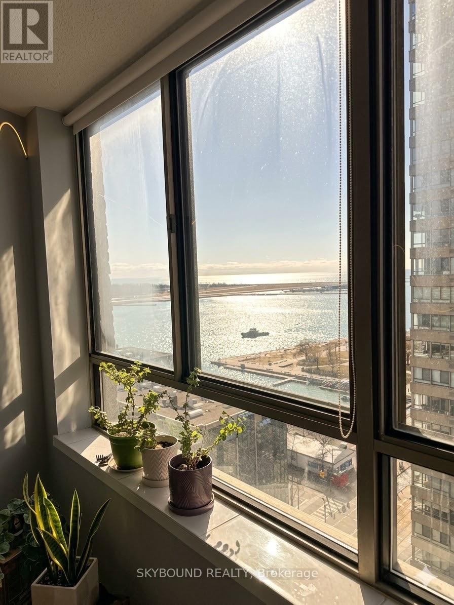 # 1804 - 260 Queens Quay W Quay W, Toronto, Ontario  M5J 2N3 - Photo 4 - C12886178