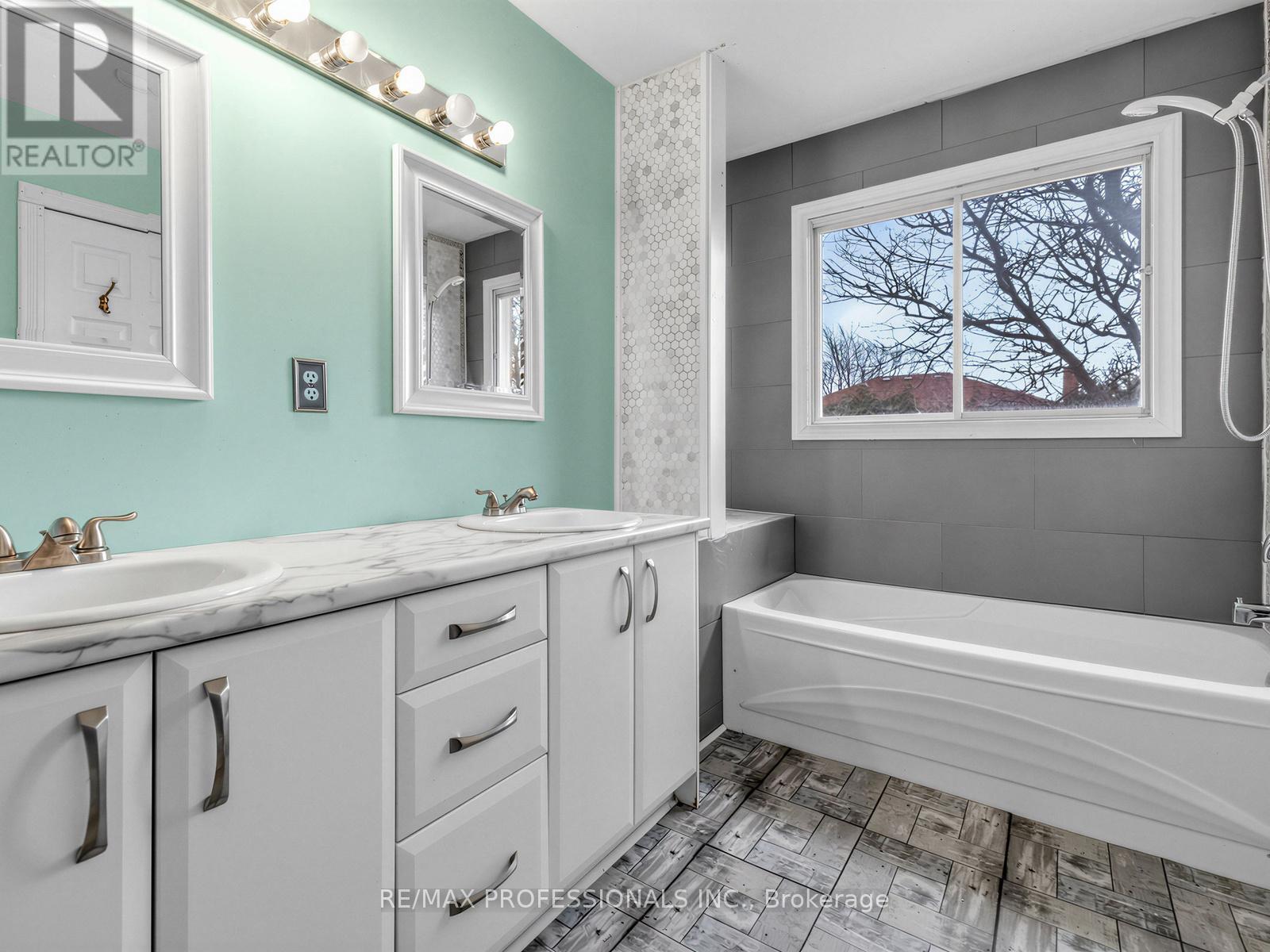 5 Coates Crescent, Richmond Hill, Ontario  L4E 2M3 - Photo 16 - N12886080