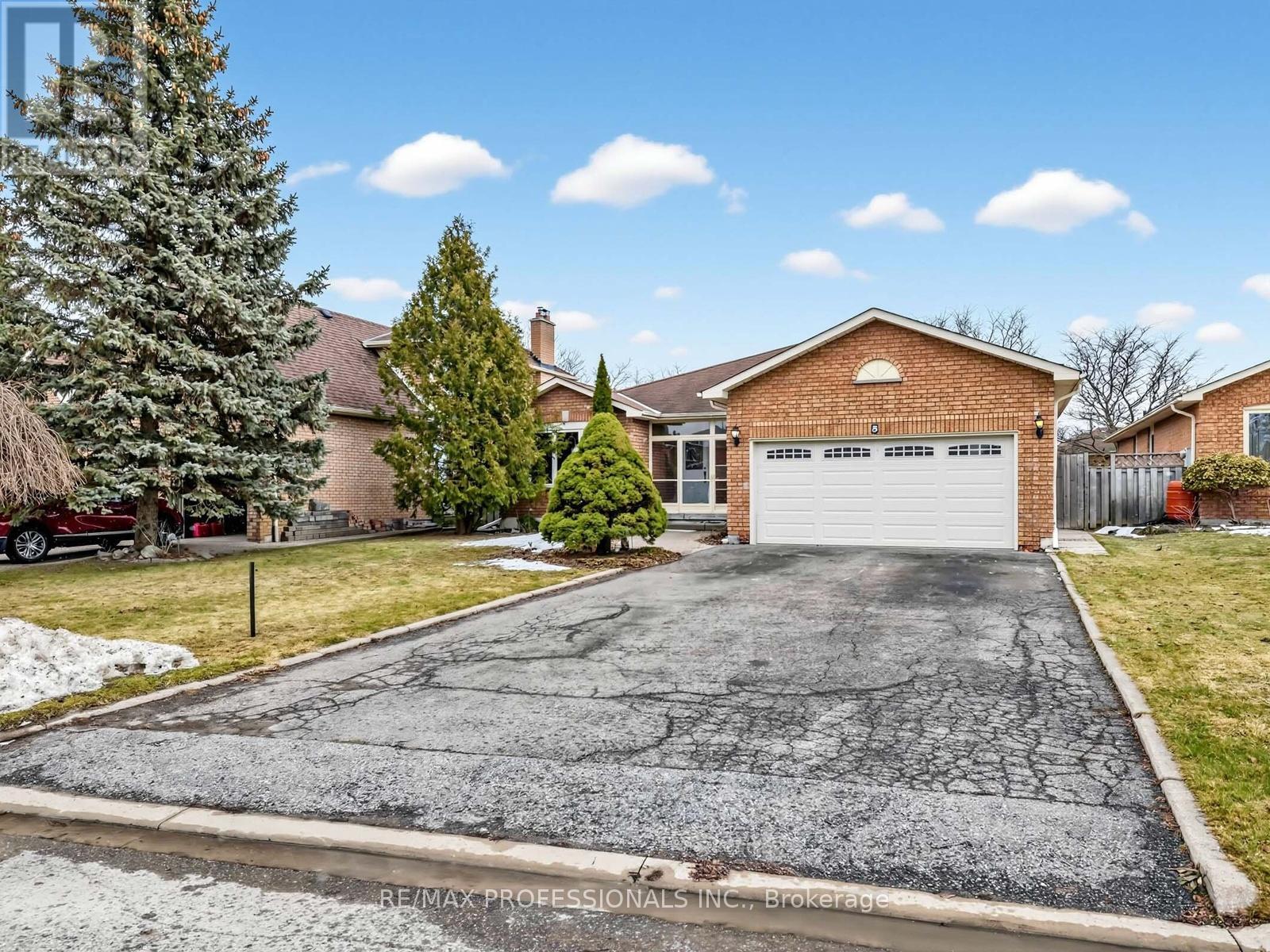 5 Coates Crescent, Richmond Hill, Ontario  L4E 2M3 - Photo 2 - N12886080