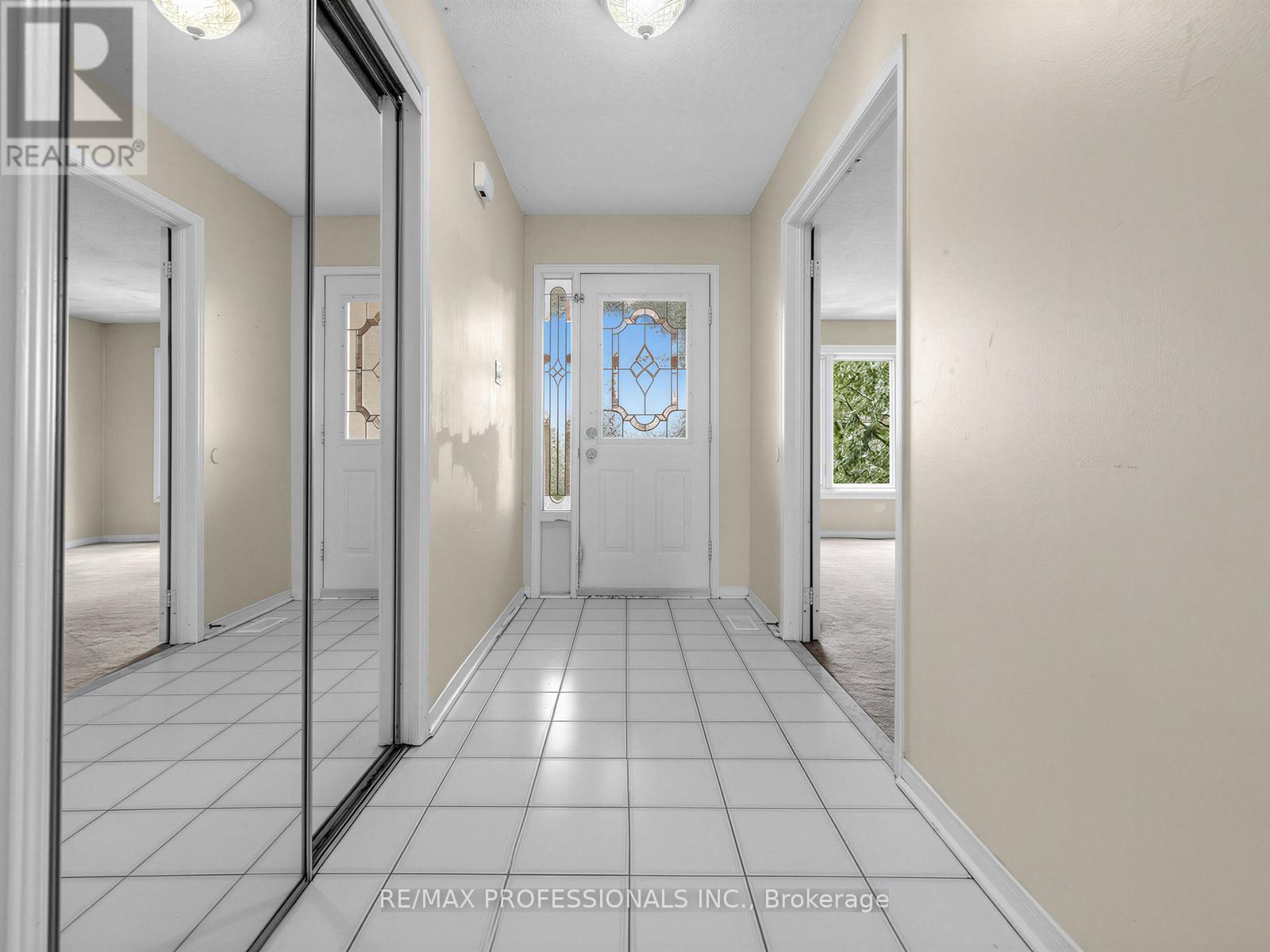 5 Coates Crescent, Richmond Hill, Ontario  L4E 2M3 - Photo 3 - N12886080