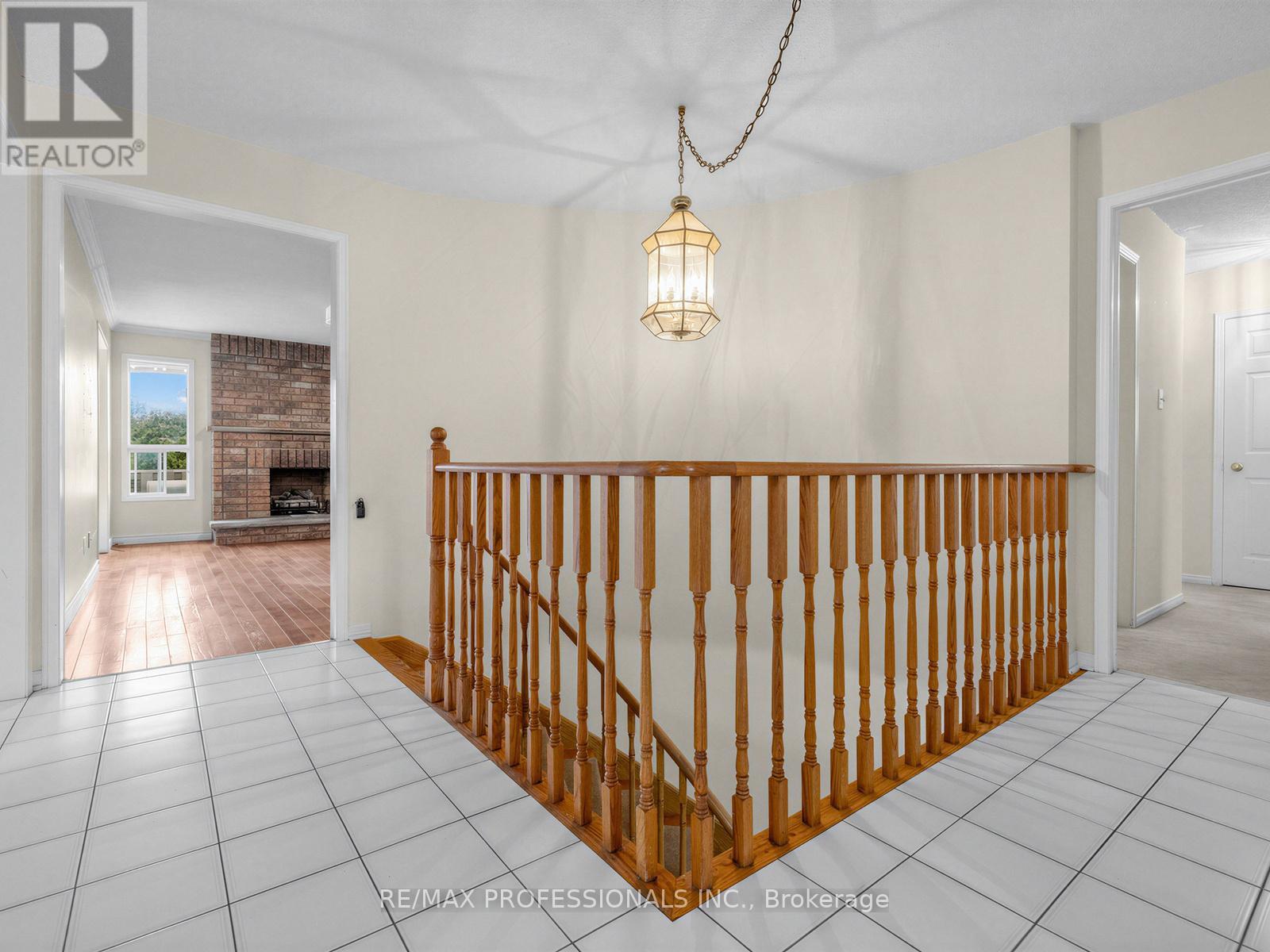 5 Coates Crescent, Richmond Hill, Ontario  L4E 2M3 - Photo 4 - N12886080