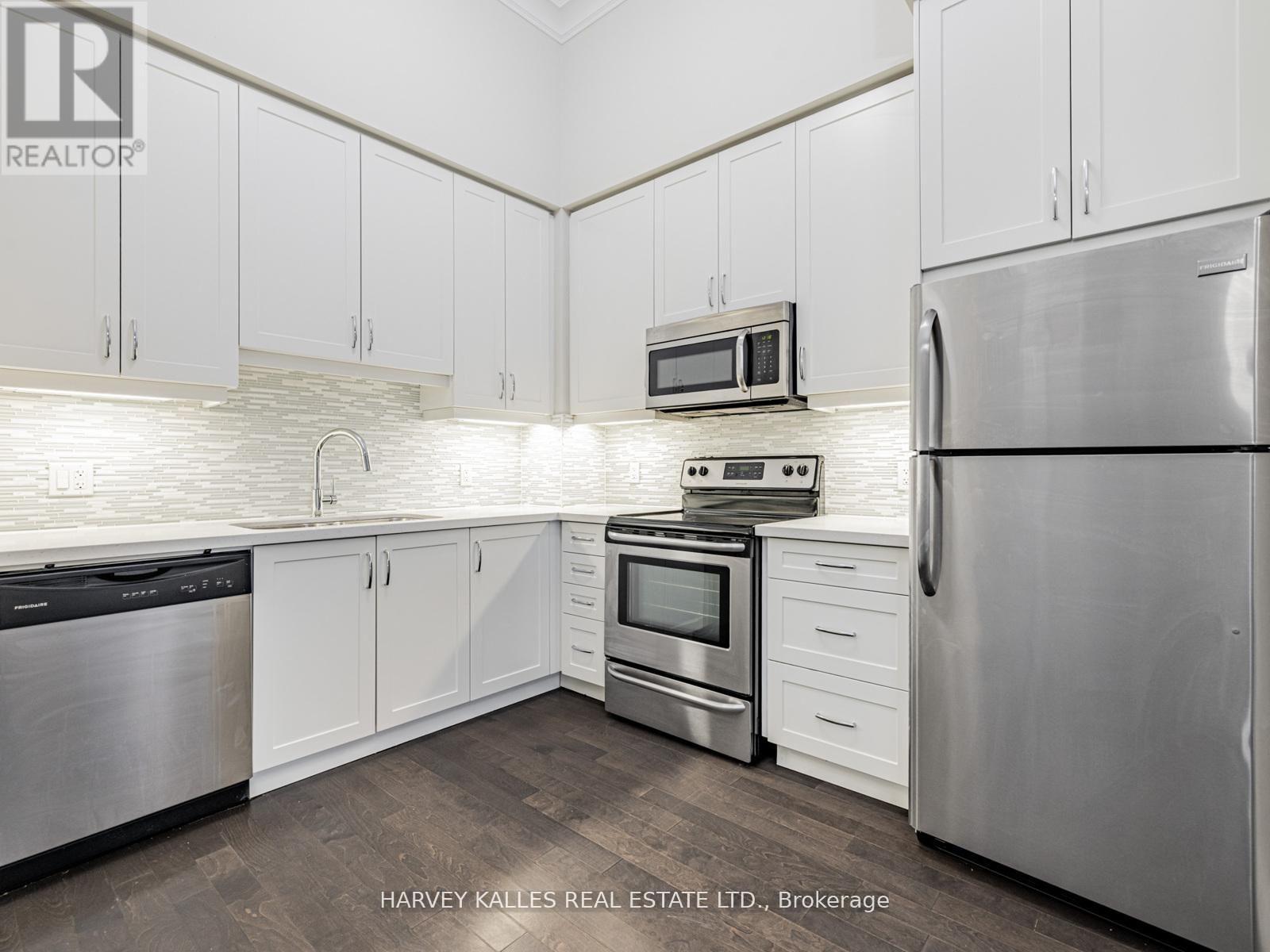 112 - 7 Bond Crescent, Richmond Hill (Oak Ridges), Ontario  L4E 1E6 - Photo 3 - N12886118