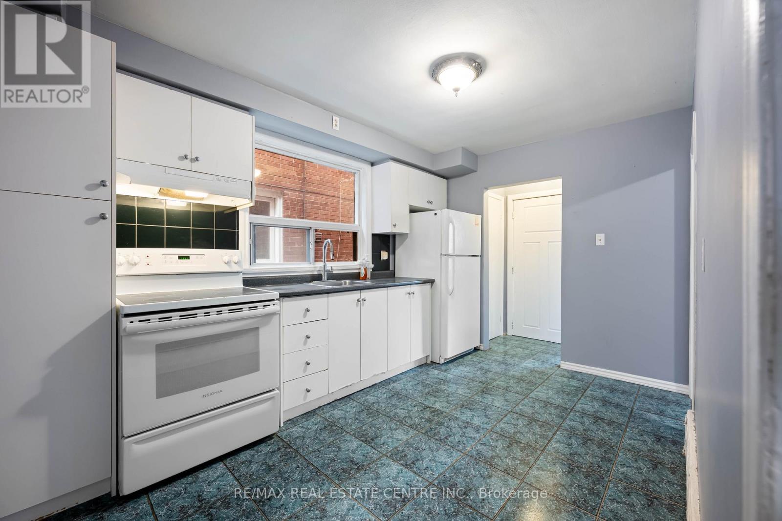 10 Lapp Street, Toronto (Rockcliffe-Smythe), Ontario  M6N 3W6 - Photo 11 - W12886032