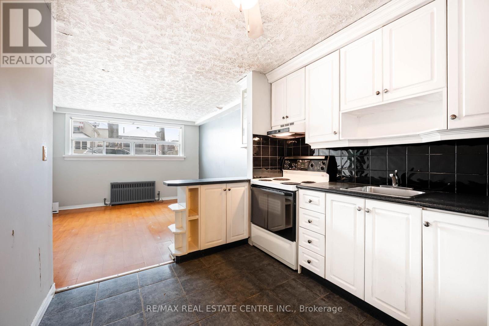 10 Lapp Street, Toronto (Rockcliffe-Smythe), Ontario  M6N 3W6 - Photo 20 - W12886032