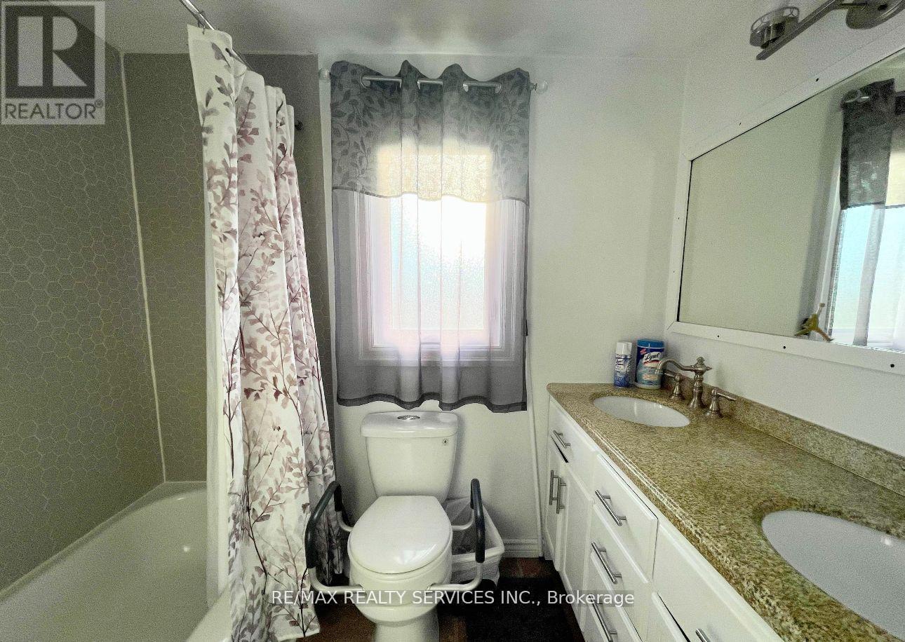 48 Chambers Court E, Brampton (Heart Lake East), Ontario  L6Z 1J1 - Photo 12 - W12886086