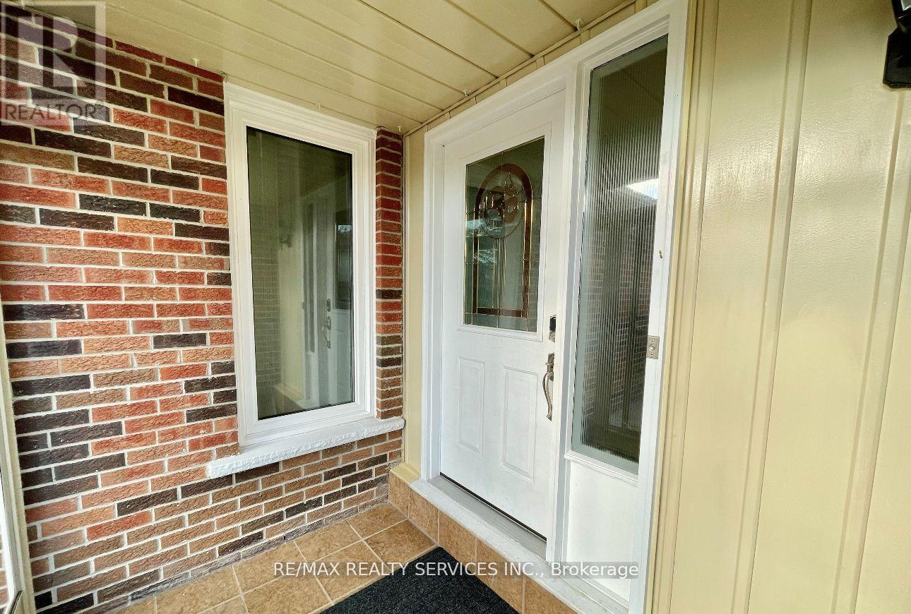 48 Chambers Court E, Brampton (Heart Lake East), Ontario  L6Z 1J1 - Photo 2 - W12886086