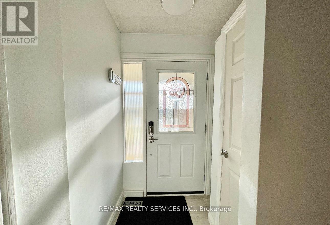 48 Chambers Court E, Brampton (Heart Lake East), Ontario  L6Z 1J1 - Photo 3 - W12886086