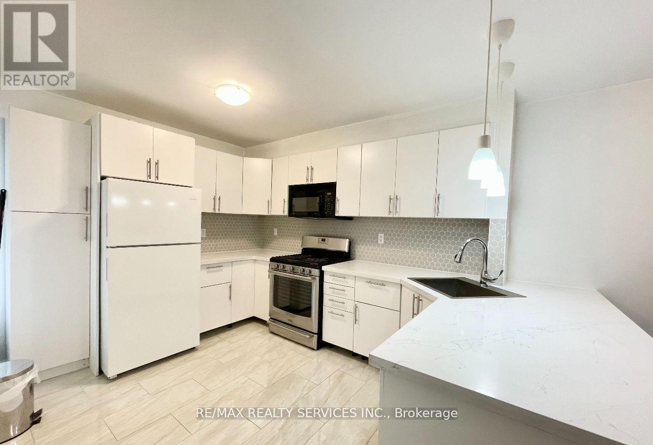 48 Chambers Court E, Brampton (Heart Lake East), Ontario  L6Z 1J1 - Photo 4 - W12886086