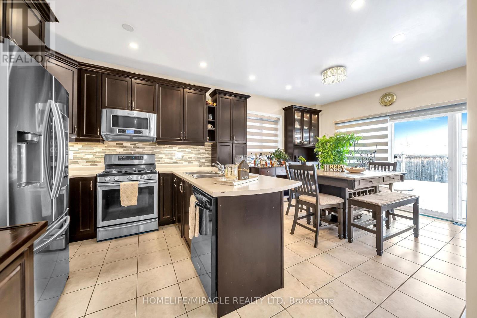 4 Templeton Court, Brampton (Bram East), Ontario  L6P 3B2 - Photo 16 - W12886158