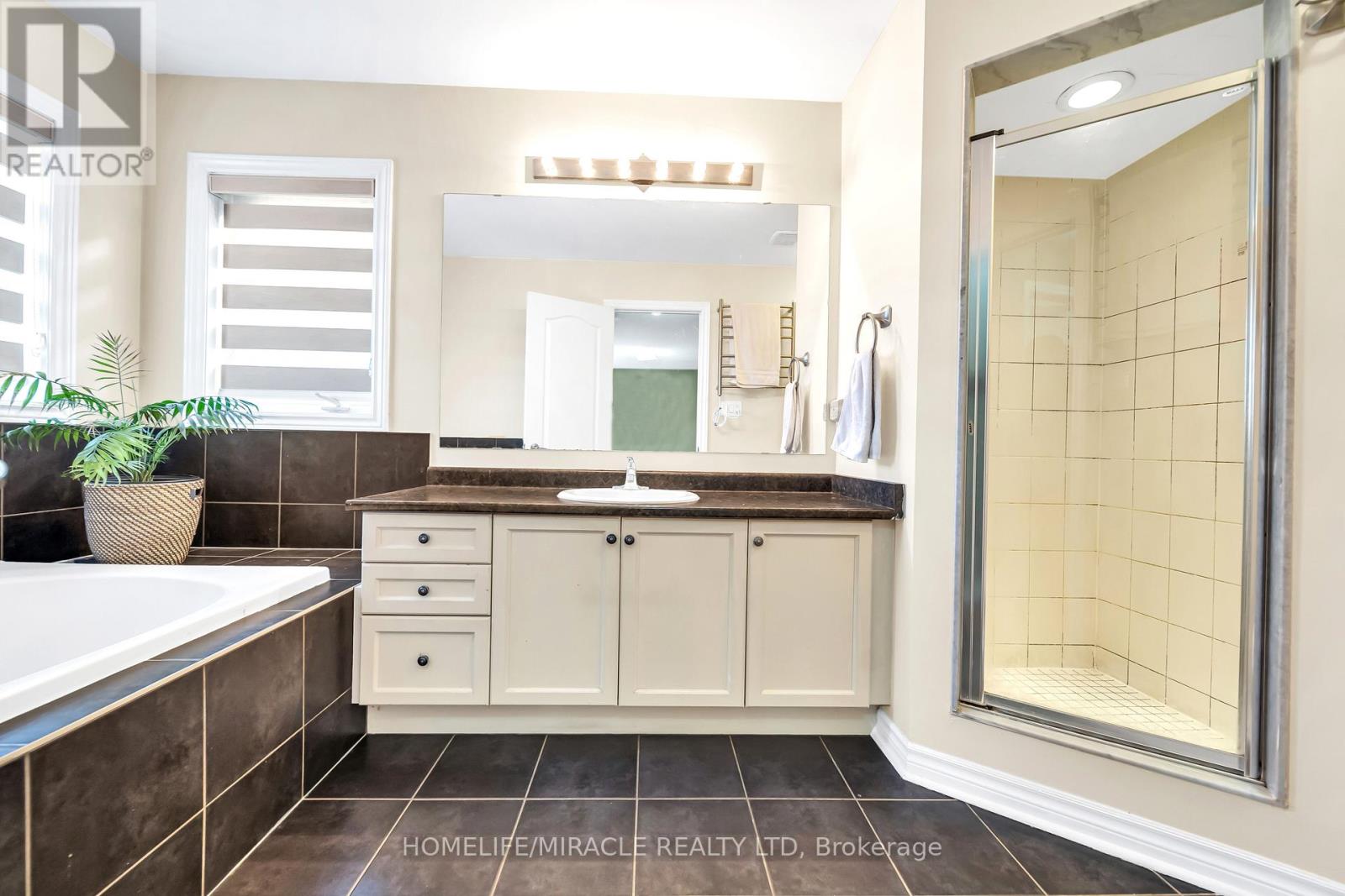 4 Templeton Court, Brampton (Bram East), Ontario  L6P 3B2 - Photo 34 - W12886158