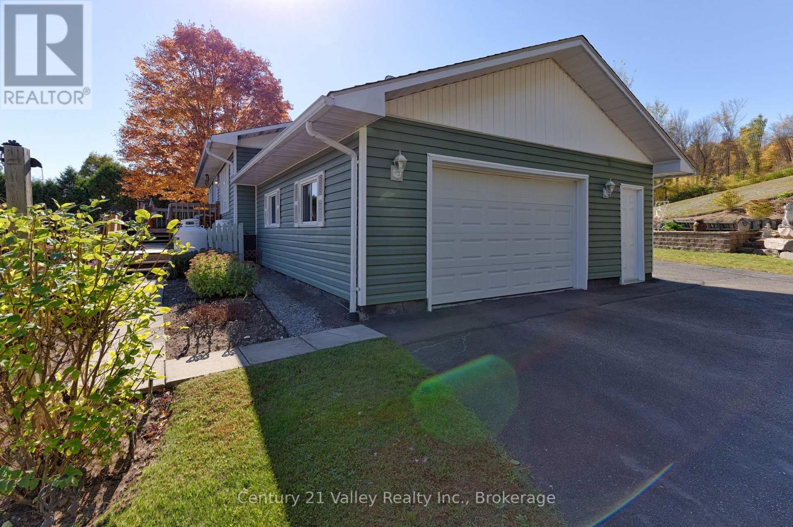 255 Flat Road, Greater Madawaska, Ontario  K0J 1N0 - Photo 4 - X12886308