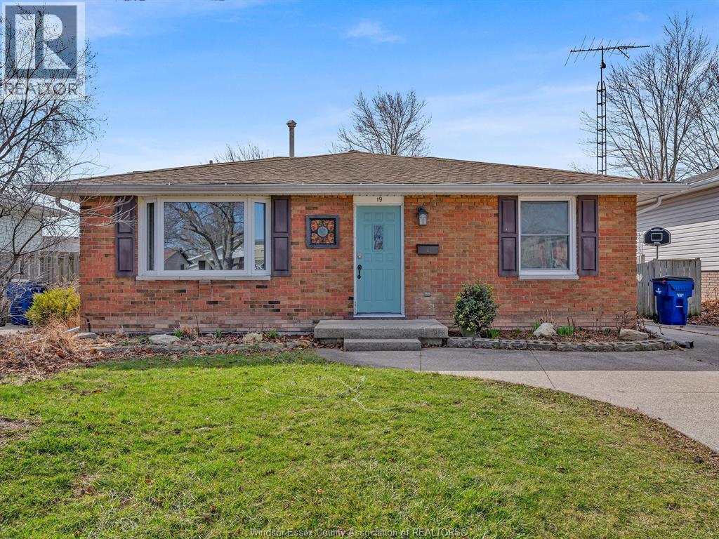 MLS# 26005440: 19 Pearl STREET, Tilbury, Canada