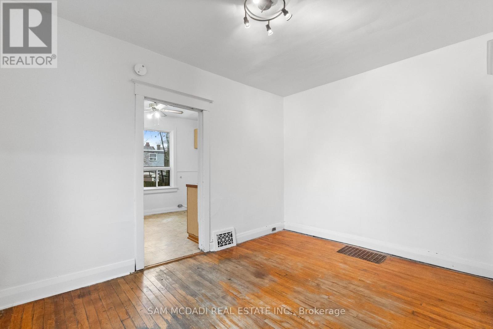 259 Milverton Boulevard, Toronto, Ontario  M4J 1V6 - Photo 7 - E12886226