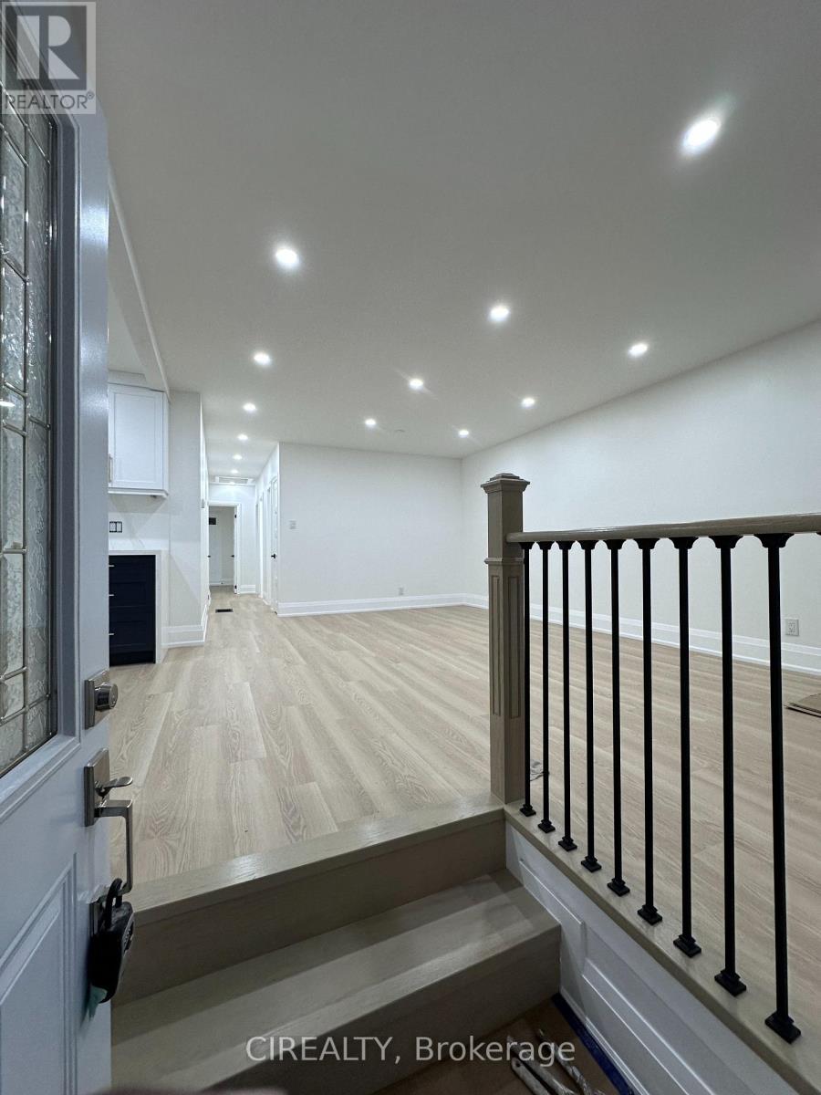 MAIN - 31 BAILEY CRESCENT, Aurora, Ontario