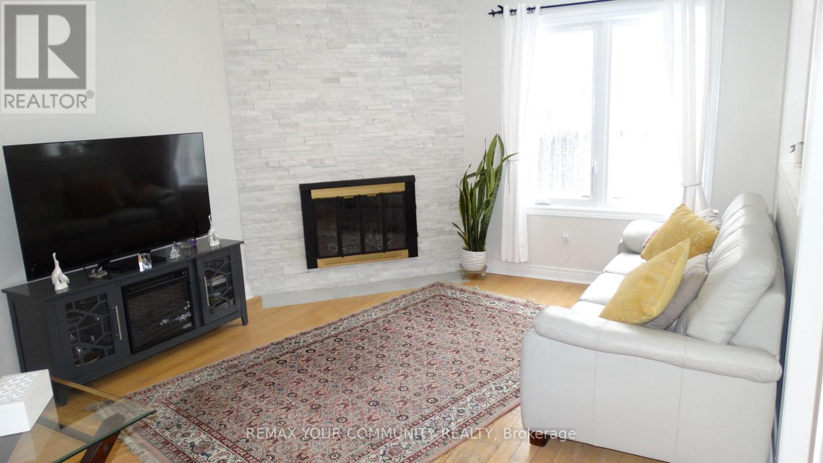 22 Elmpark Court, Richmond Hill (Devonsleigh), Ontario  L4C 9T8 - Photo 7 - N12886236