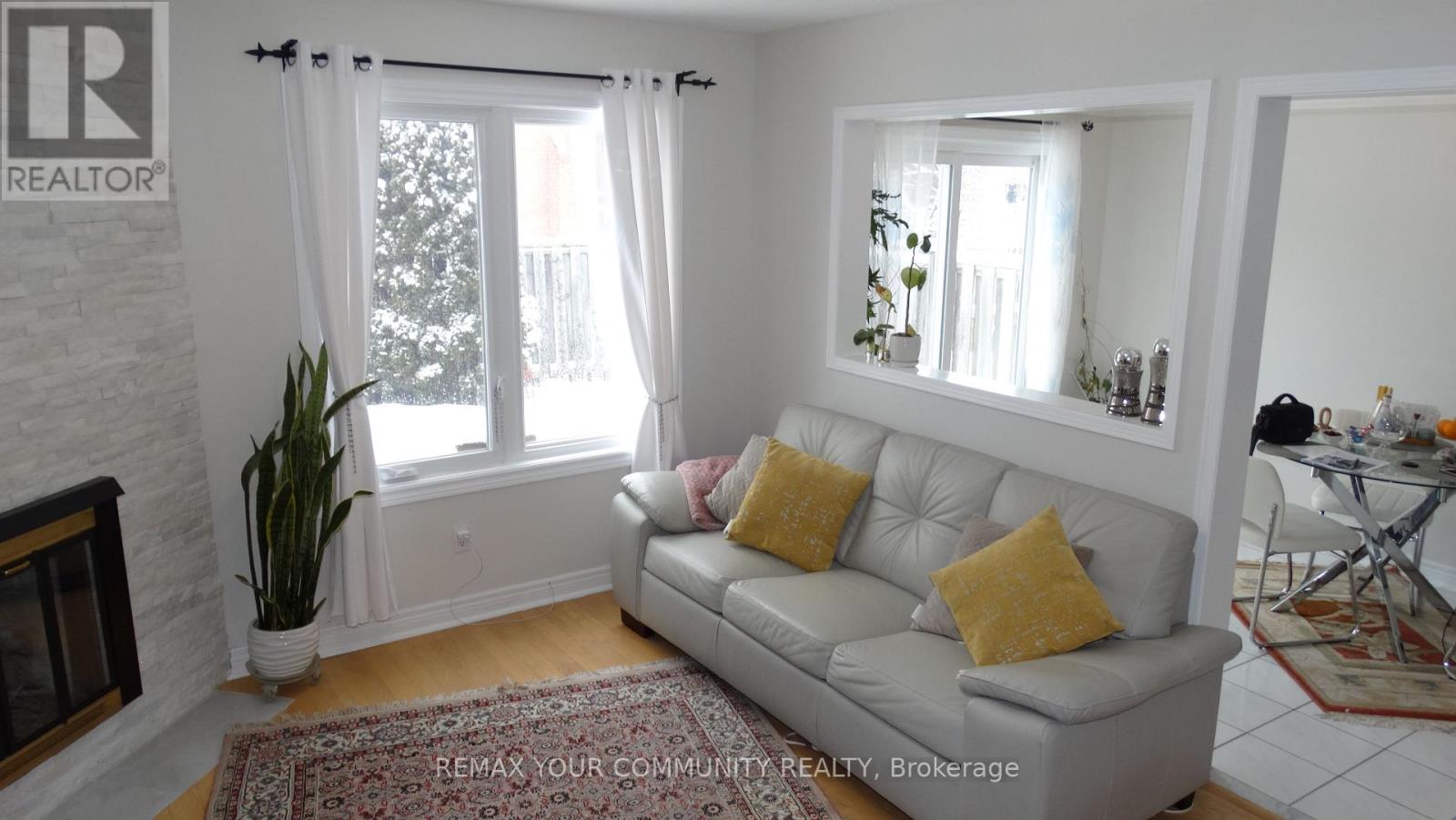 22 Elmpark Court, Richmond Hill (Devonsleigh), Ontario  L4C 9T8 - Photo 8 - N12886236