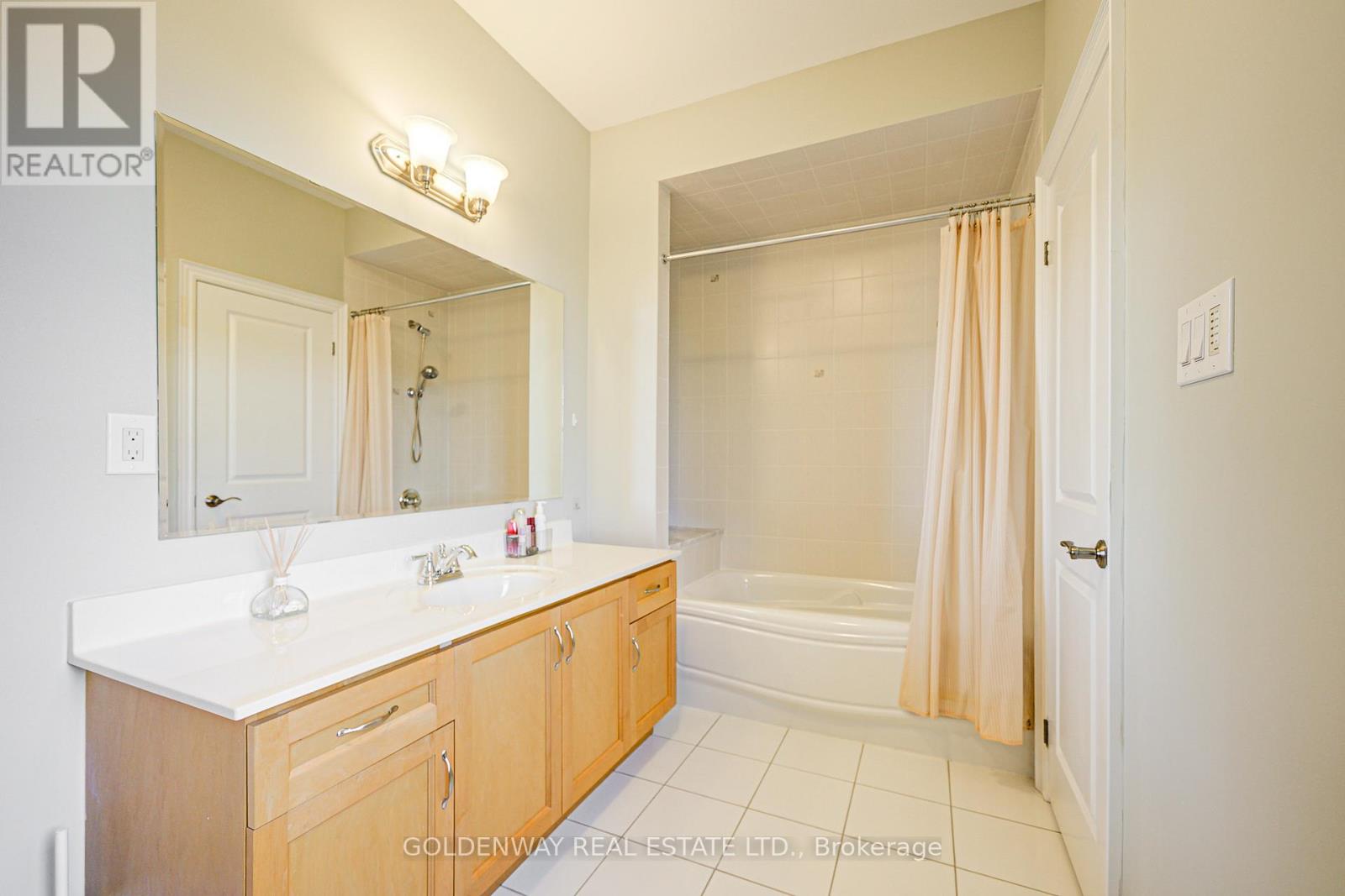 229 Hunterwood Chase, Vaughan, Ontario  L6A 4R2 - Photo 33 - N12886244