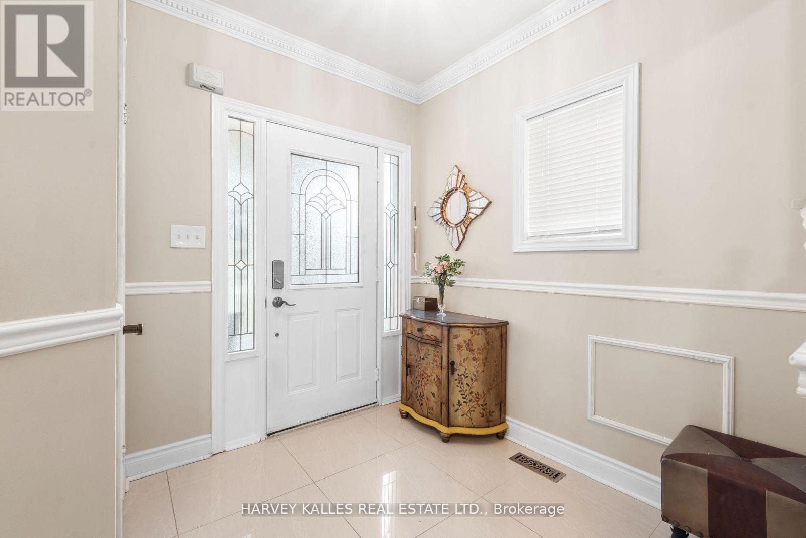 62 Kalmar Crescent, Richmond Hill, Ontario L4E 3Z4 - Photo 2 - N12886276