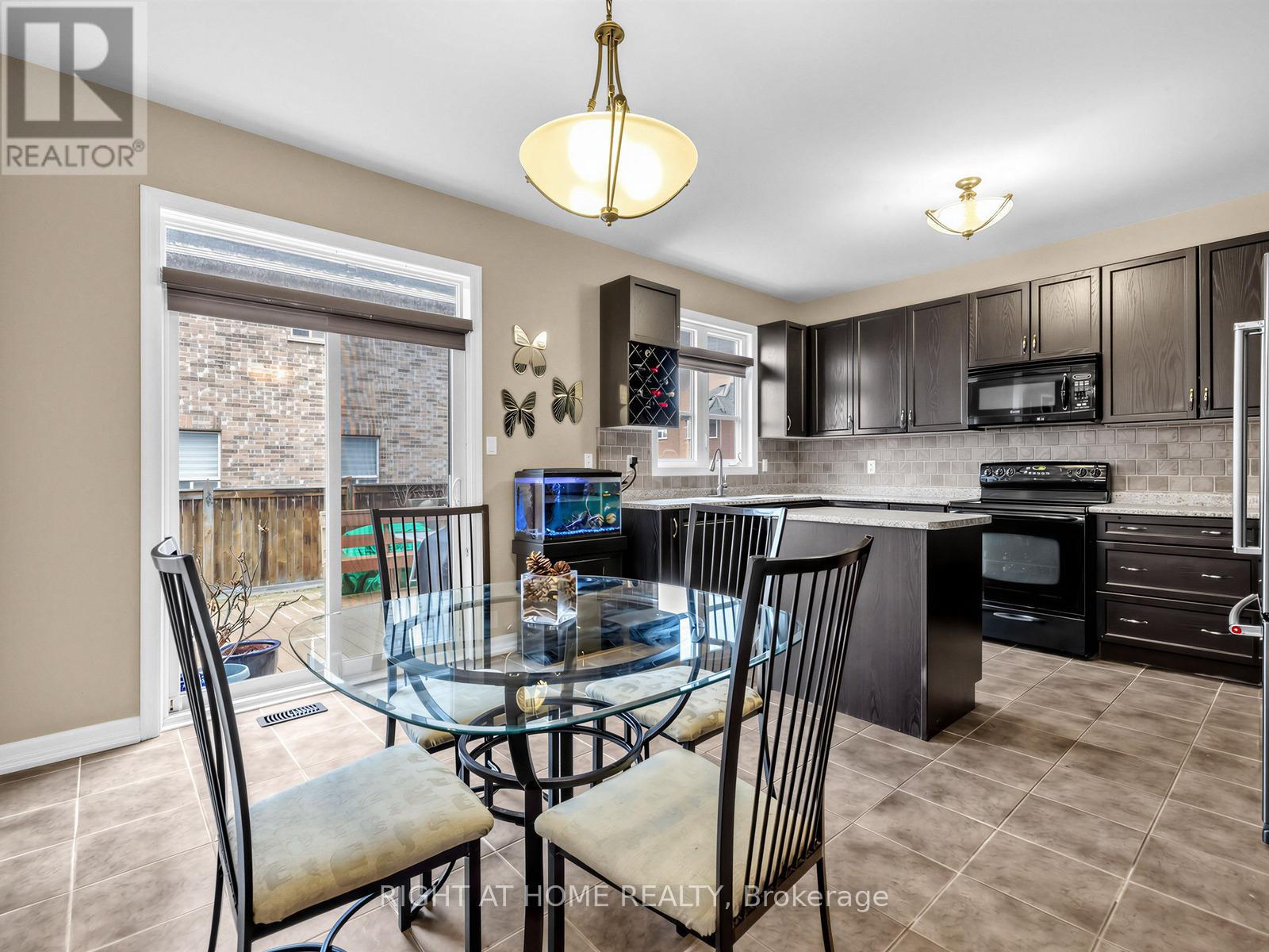 48 Harriet Crescent, Whitchurch-Stouffville (Stouffville), Ontario  L4A 0T3 - Photo 13 - N12886300