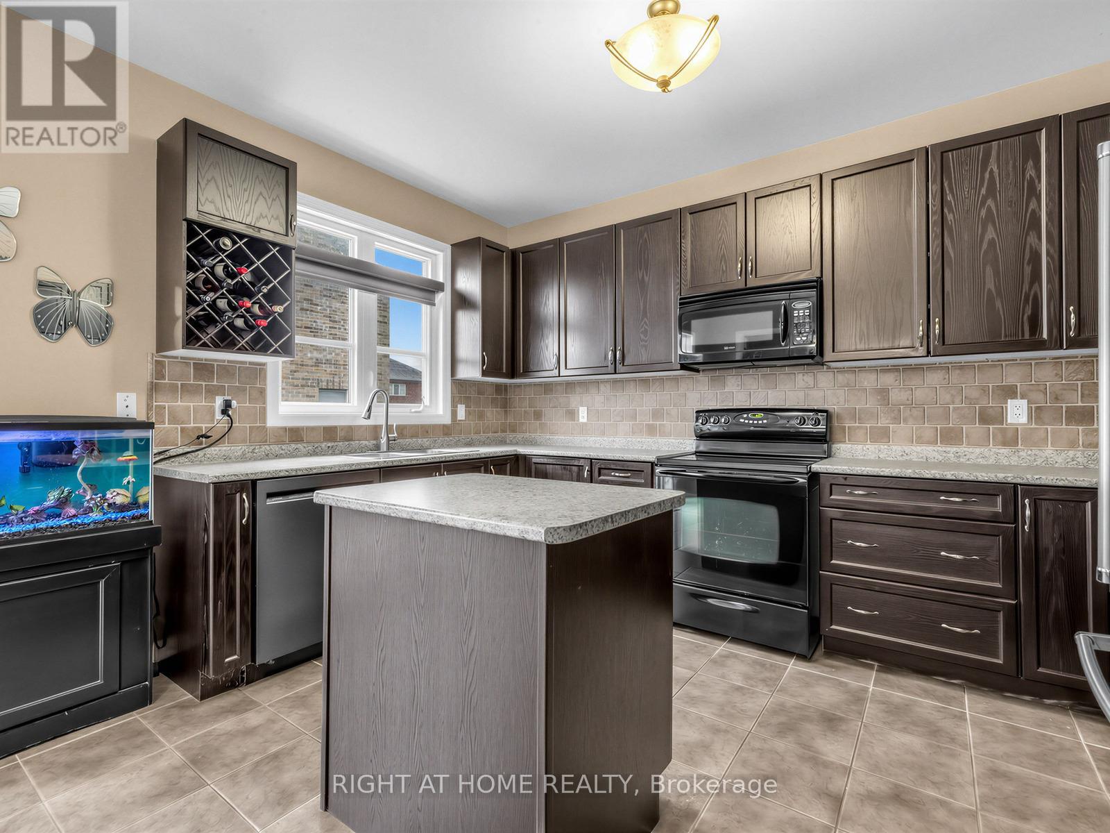 48 Harriet Crescent, Whitchurch-Stouffville (Stouffville), Ontario  L4A 0T3 - Photo 14 - N12886300