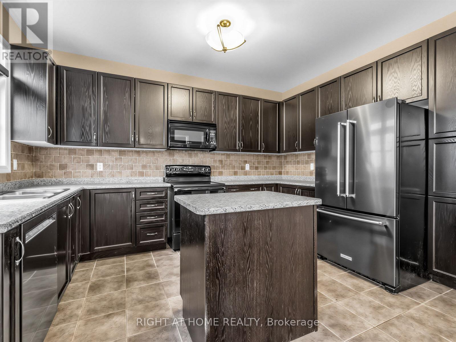 48 Harriet Crescent, Whitchurch-Stouffville (Stouffville), Ontario  L4A 0T3 - Photo 15 - N12886300