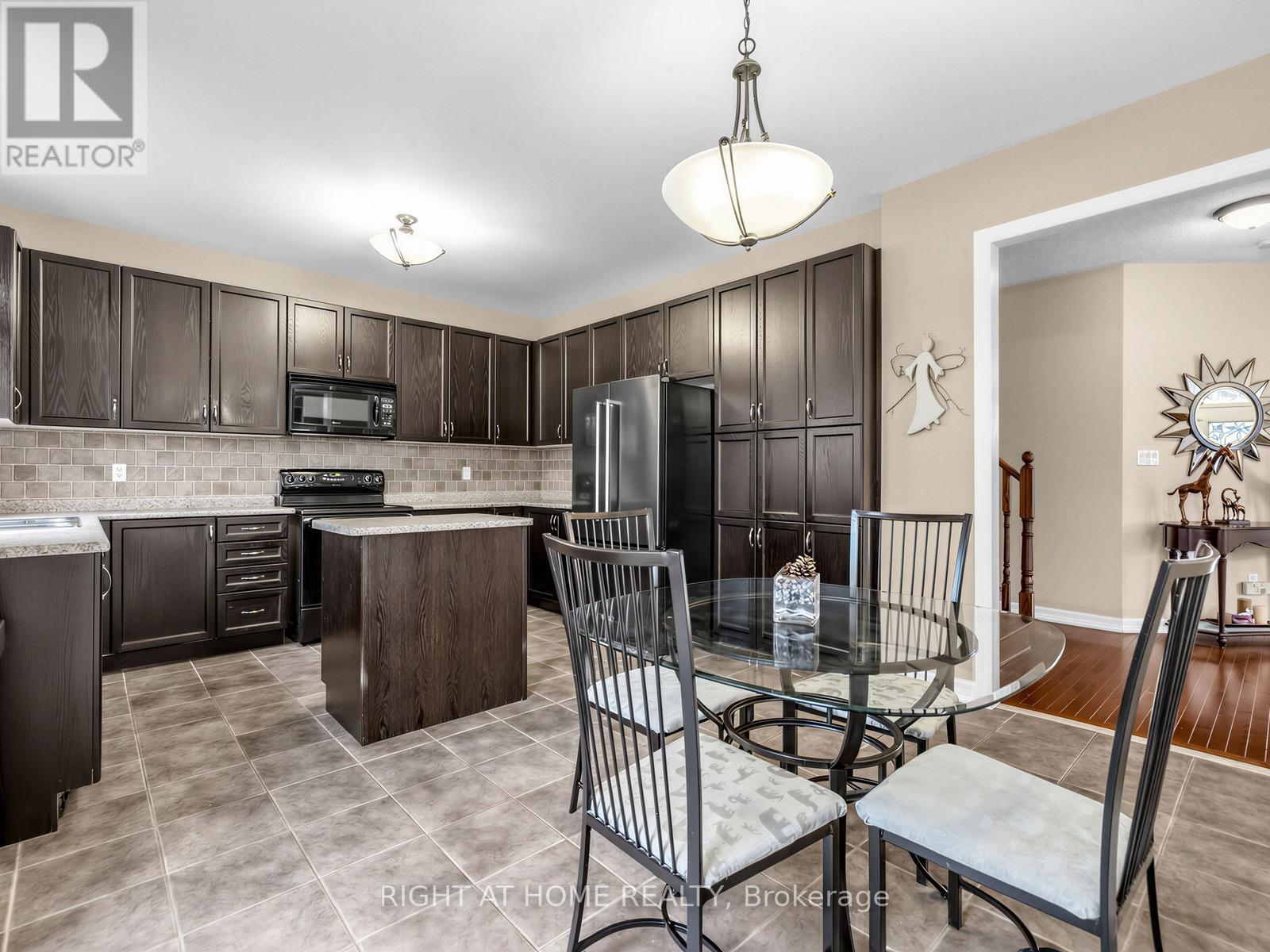 48 Harriet Crescent, Whitchurch-Stouffville (Stouffville), Ontario  L4A 0T3 - Photo 16 - N12886300