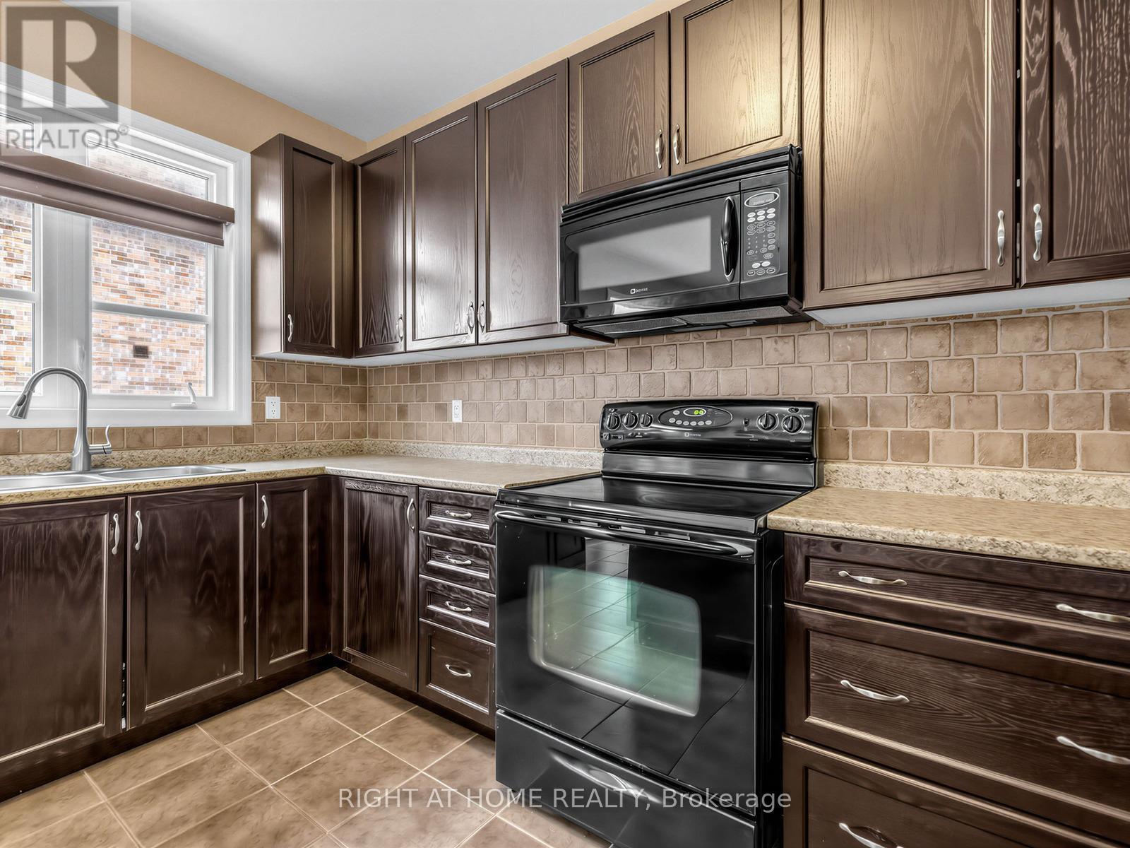 48 Harriet Crescent, Whitchurch-Stouffville (Stouffville), Ontario  L4A 0T3 - Photo 17 - N12886300