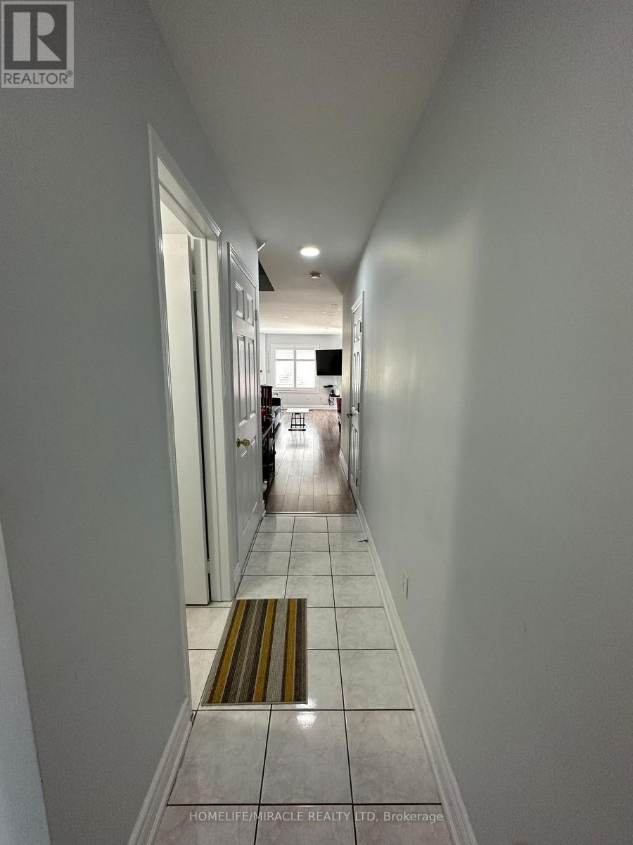 3918 Zenith Court, Mississauga (Lisgar), Ontario  L5N 7H7 - Photo 4 - W12886282