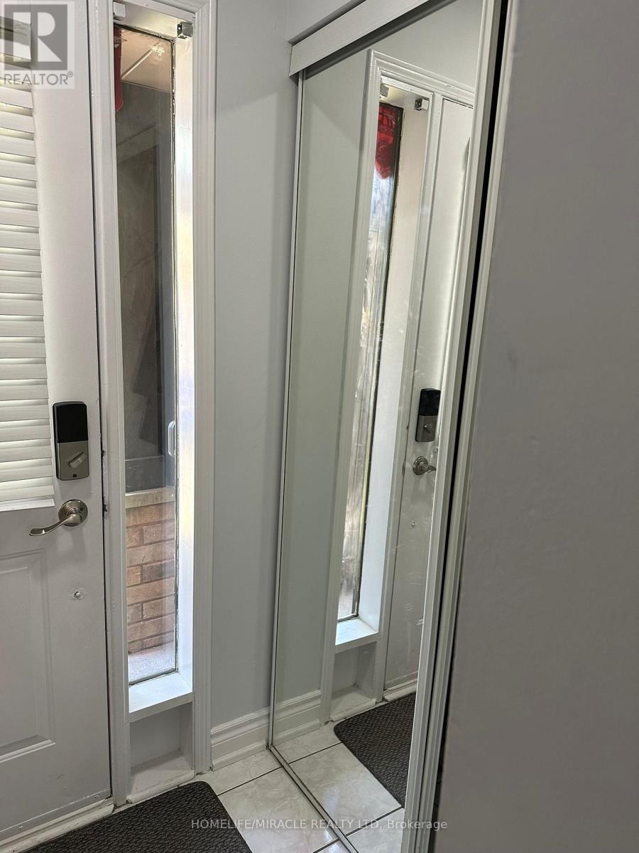 3918 Zenith Court, Mississauga (Lisgar), Ontario  L5N 7H7 - Photo 5 - W12886282