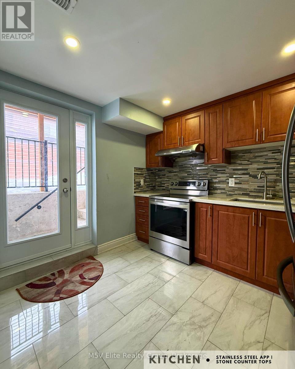 140 Queen Mary Drive, Brampton (Fletcher's Meadow), Ontario  L7A 2R5 - Photo 7 - W12886302