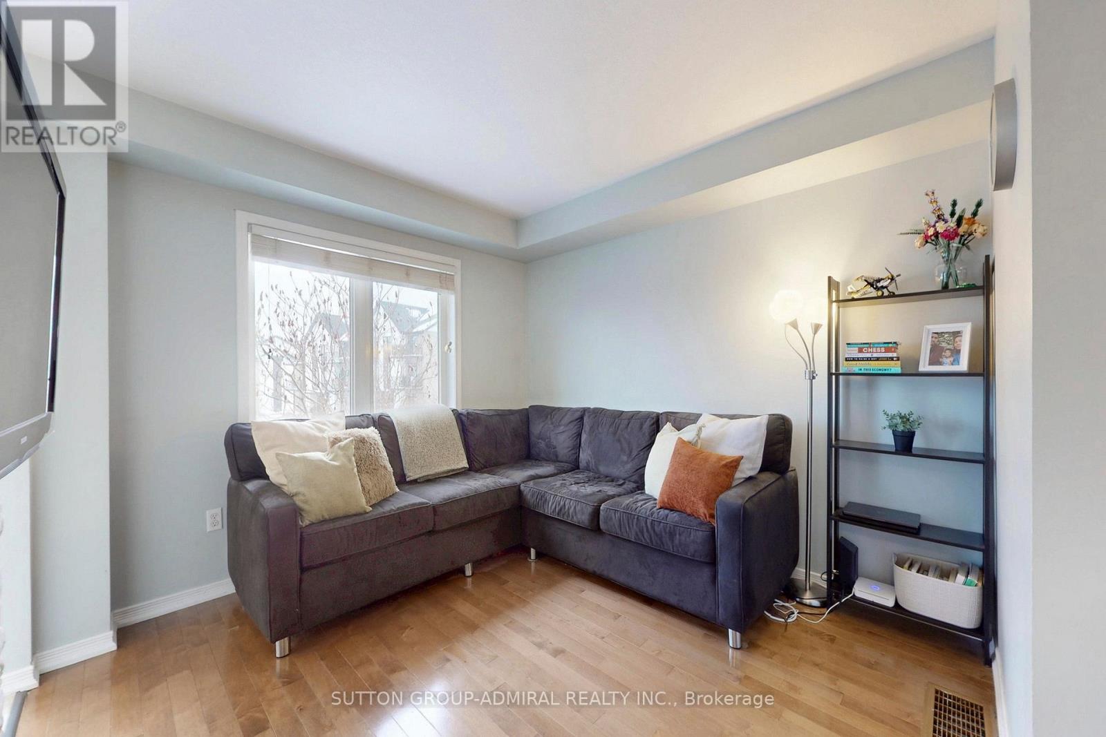 109 Bloomington Drive, Cambridge, Ontario  N1P 1J6 - Photo 3 - X12886352