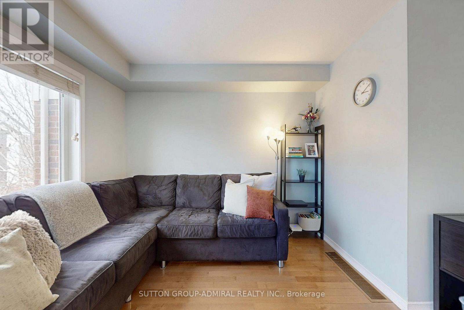 109 Bloomington Drive, Cambridge, Ontario  N1P 1J6 - Photo 4 - X12886352