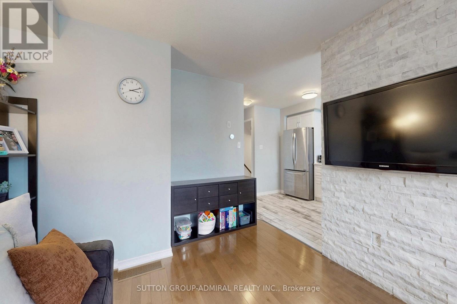 109 Bloomington Drive, Cambridge, Ontario  N1P 1J6 - Photo 5 - X12886352