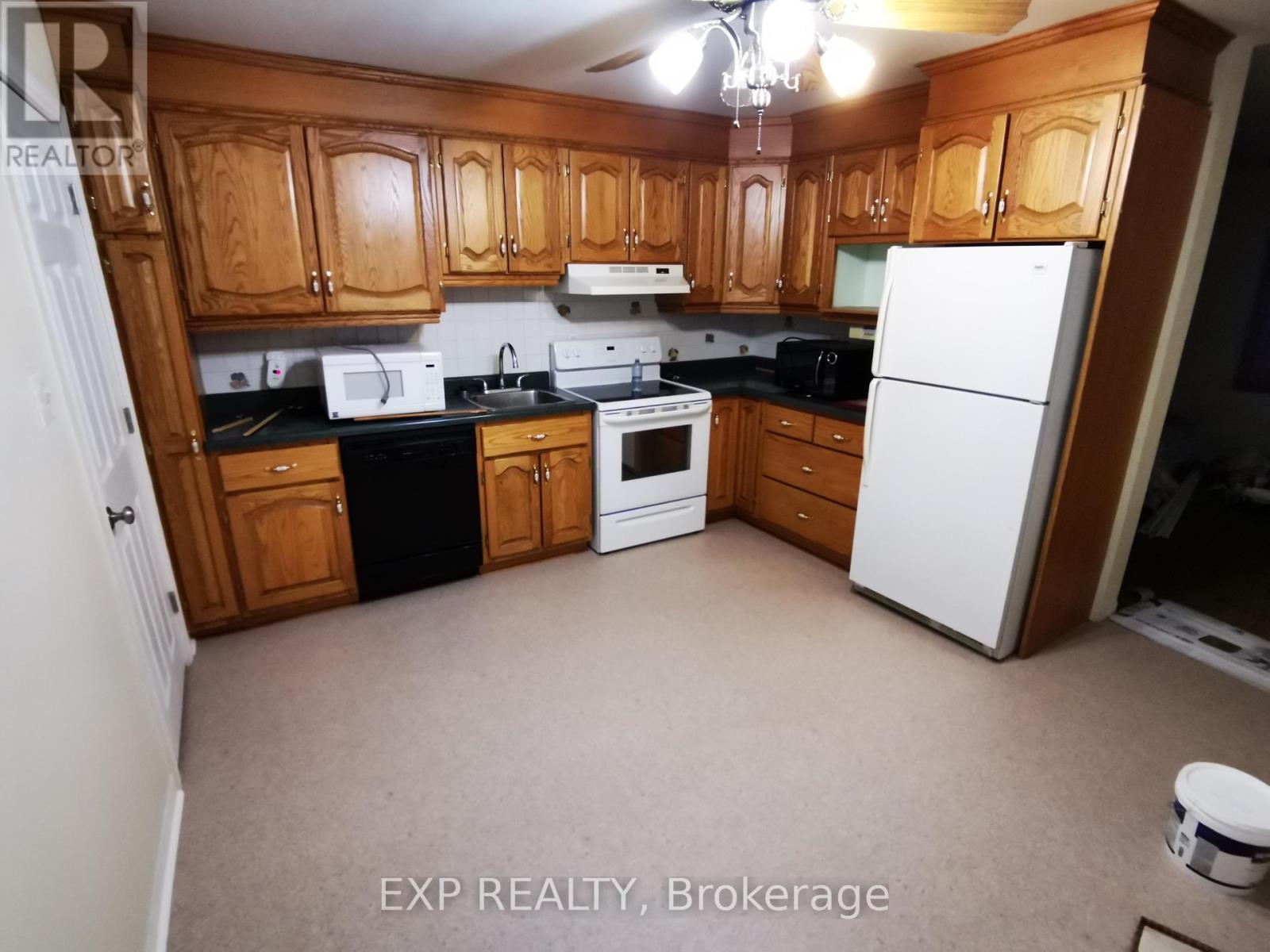 Upper - 348 Dufferin Avenue, Belleville (Belleville Ward), Ontario  K8N 3X8 - Photo 3 - X12886378