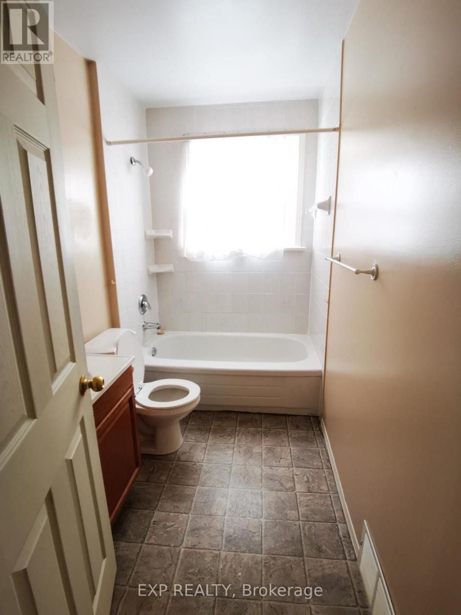 Upper - 348 Dufferin Avenue, Belleville (Belleville Ward), Ontario  K8N 3X8 - Photo 5 - X12886378