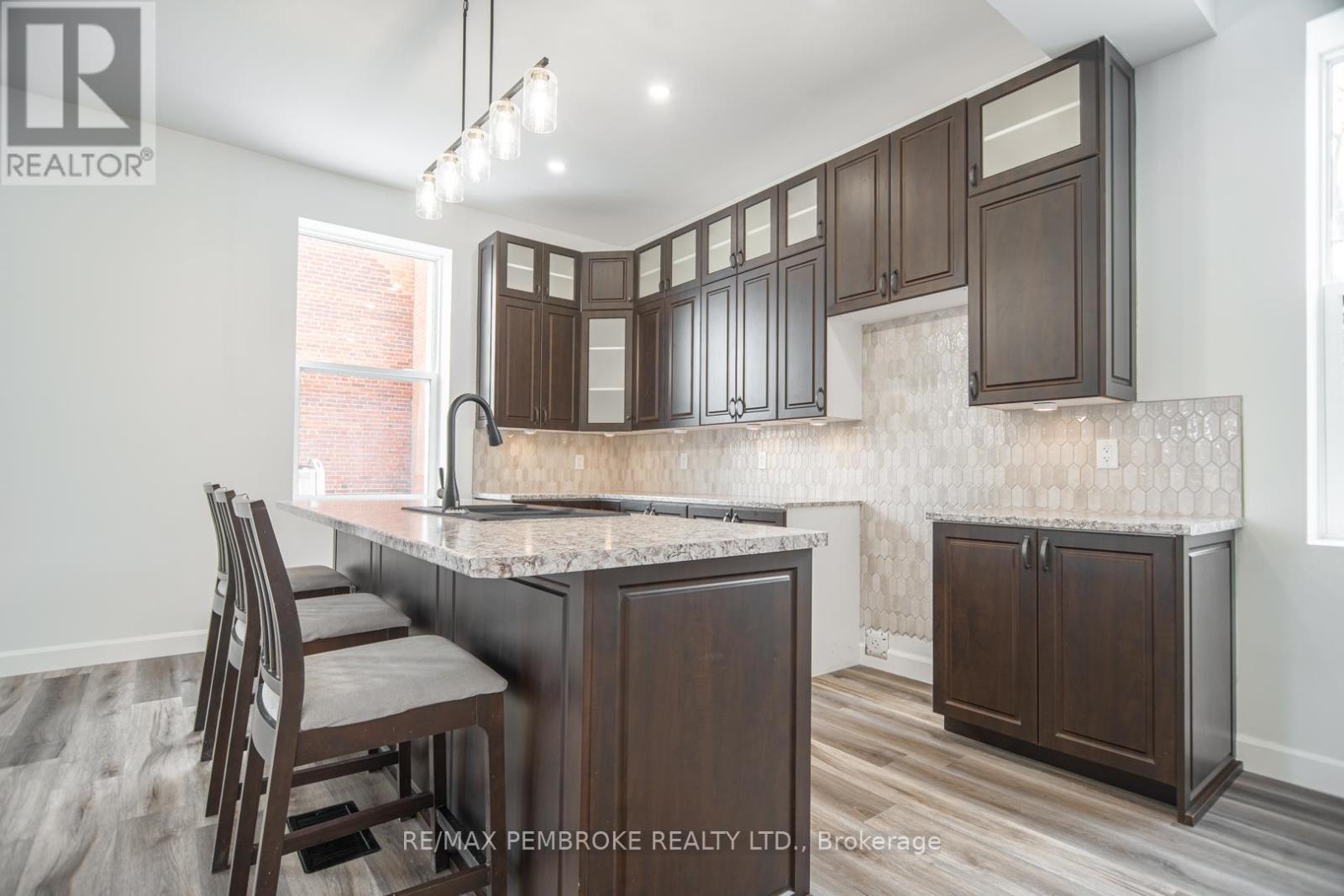 392 Isabella Street, Pembroke, Ontario  K8A 5T5 - Photo 5 - X12886786