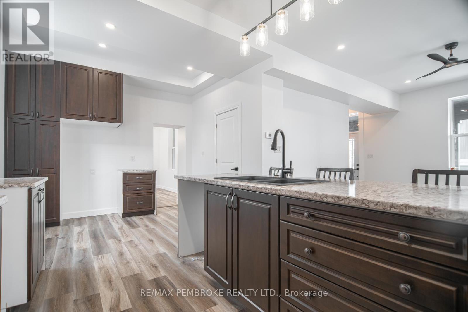 392 Isabella Street, Pembroke, Ontario  K8A 5T5 - Photo 7 - X12886786