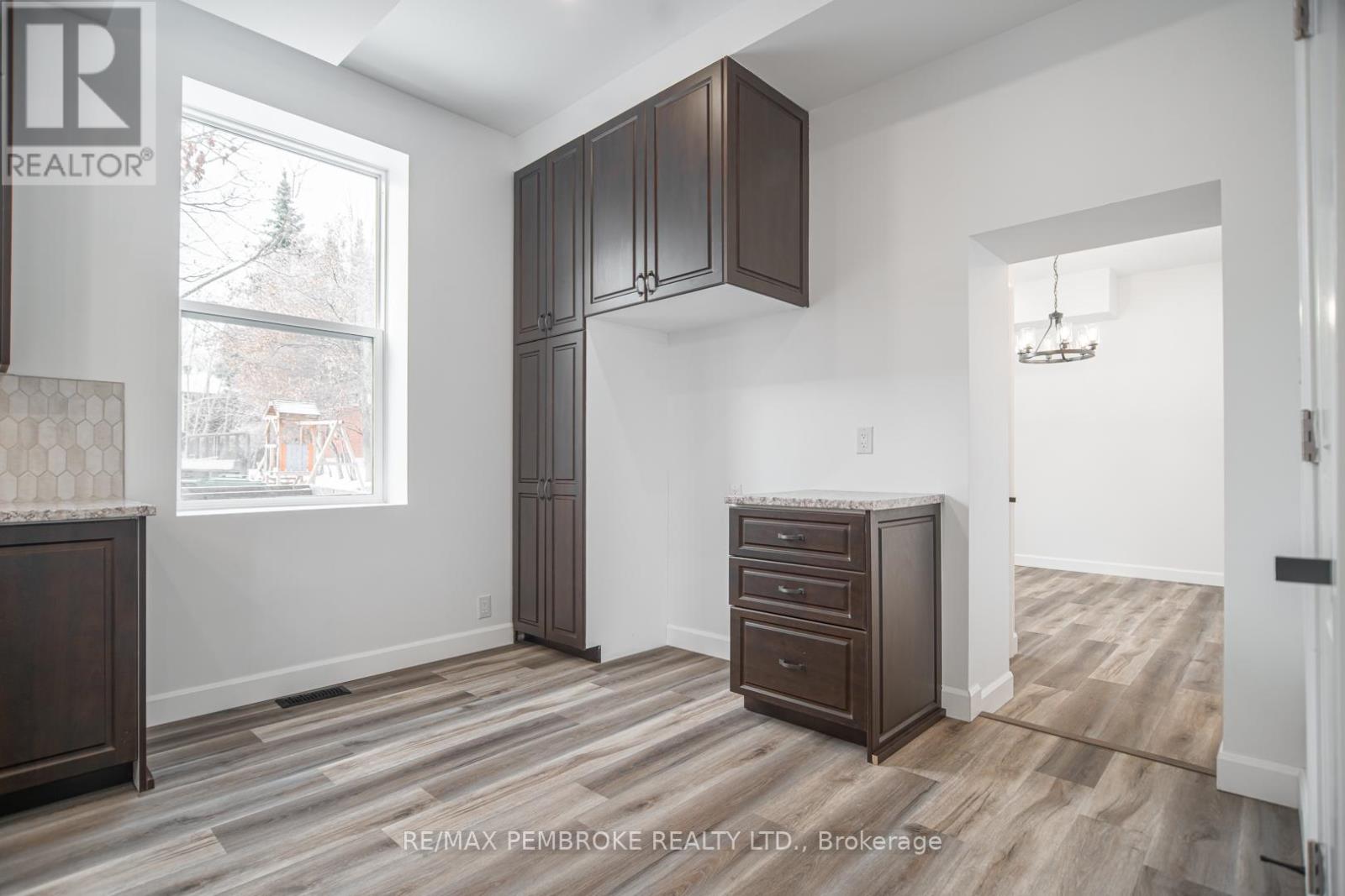 392 Isabella Street, Pembroke, Ontario  K8A 5T5 - Photo 9 - X12886786