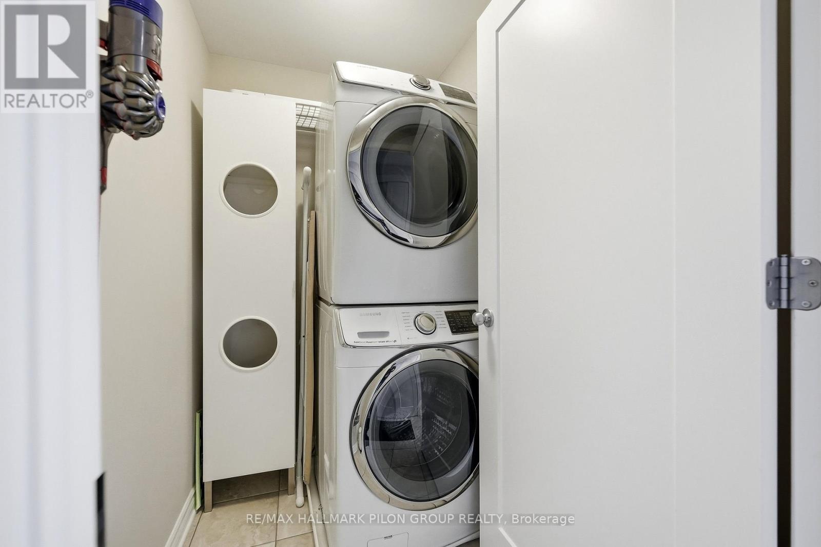 528 Silvertip Lane, Ottawa, Ontario  K2T 0H7 - Photo 16 - X12886670