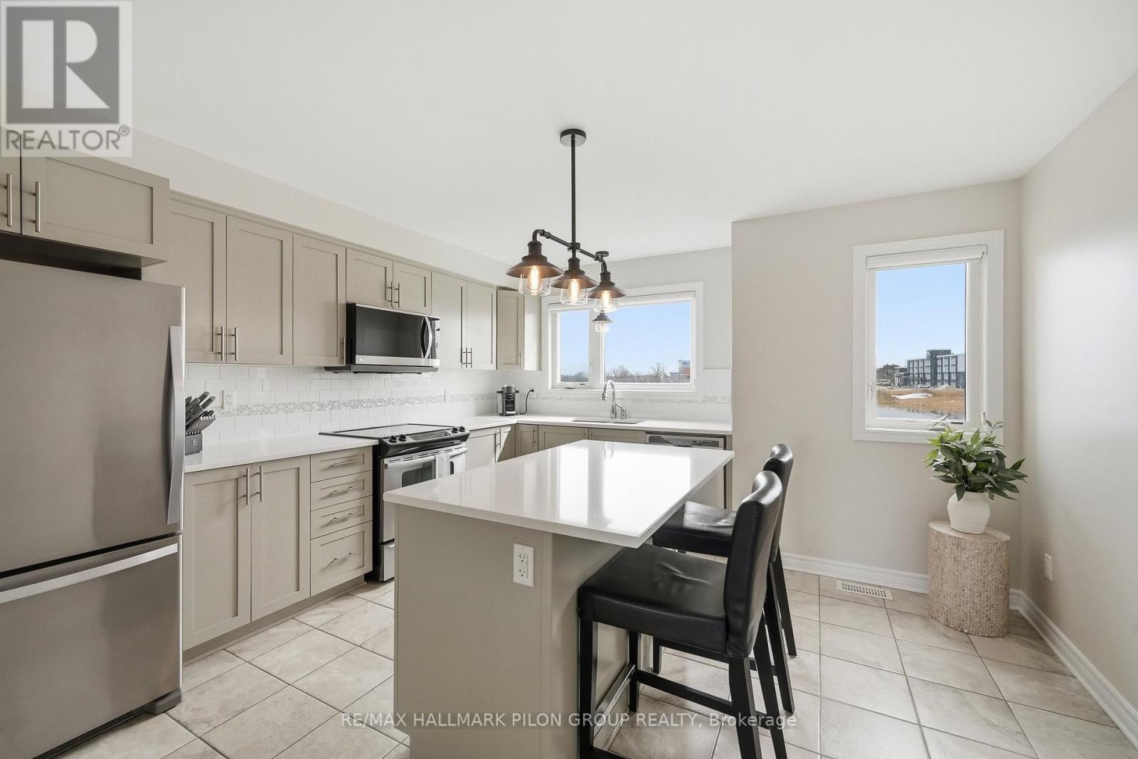 528 Silvertip Lane, Ottawa, Ontario  K2T 0H7 - Photo 2 - X12886670