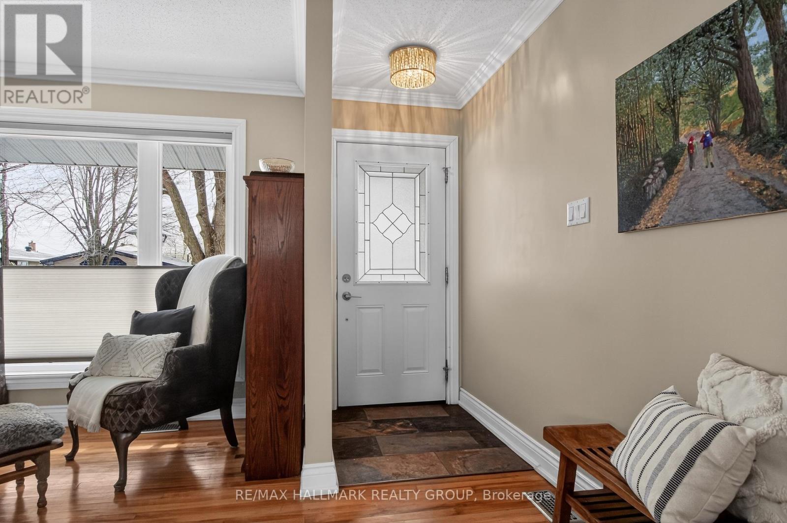 2401 Magnus Avenue, Ottawa, Ontario  K1G 1J7 - Photo 4 - X12884274