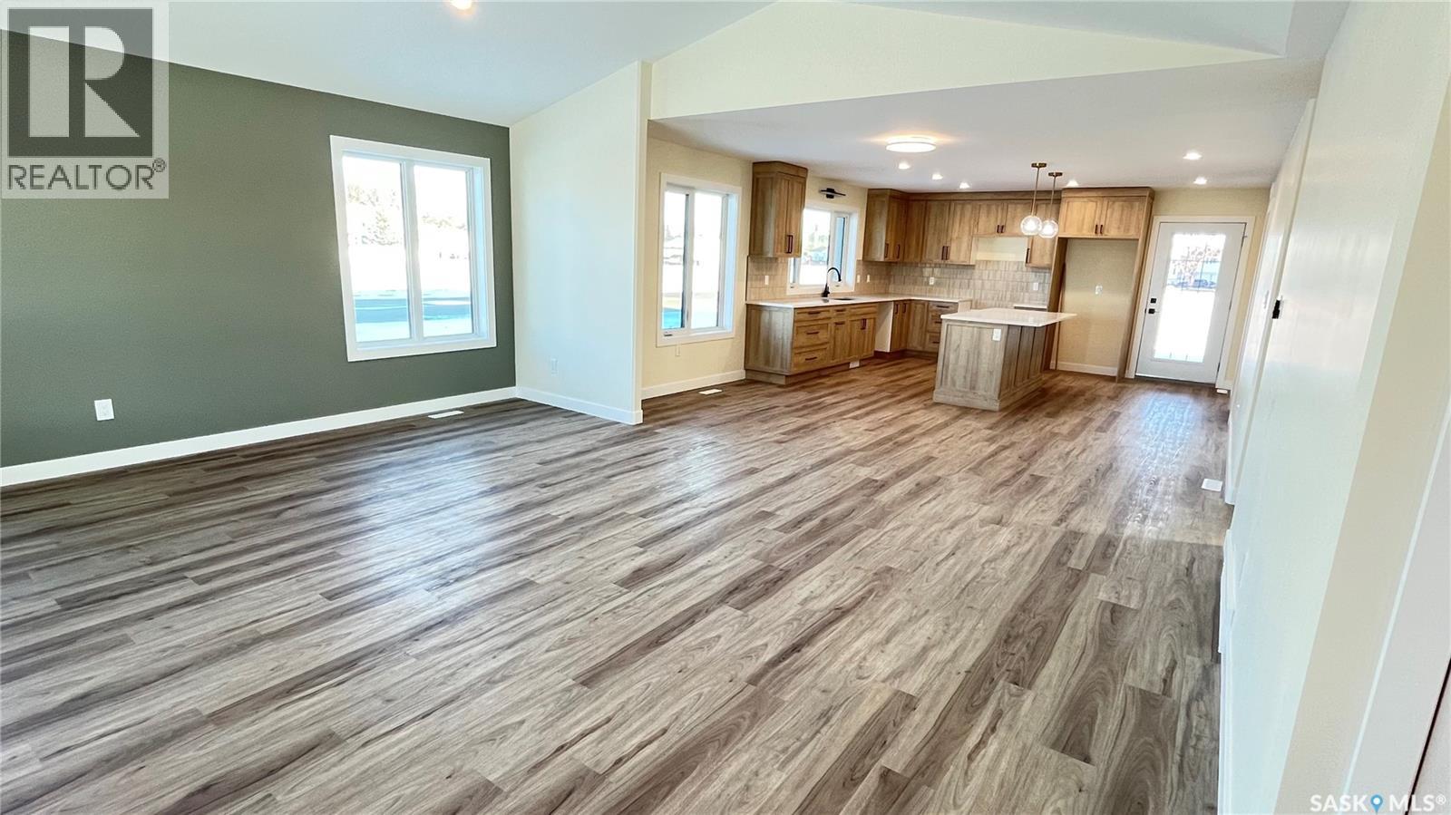 21 Murraydale Crescent, Maple Creek, Saskatchewan  S0N 1N0 - Photo 3 - SK021214