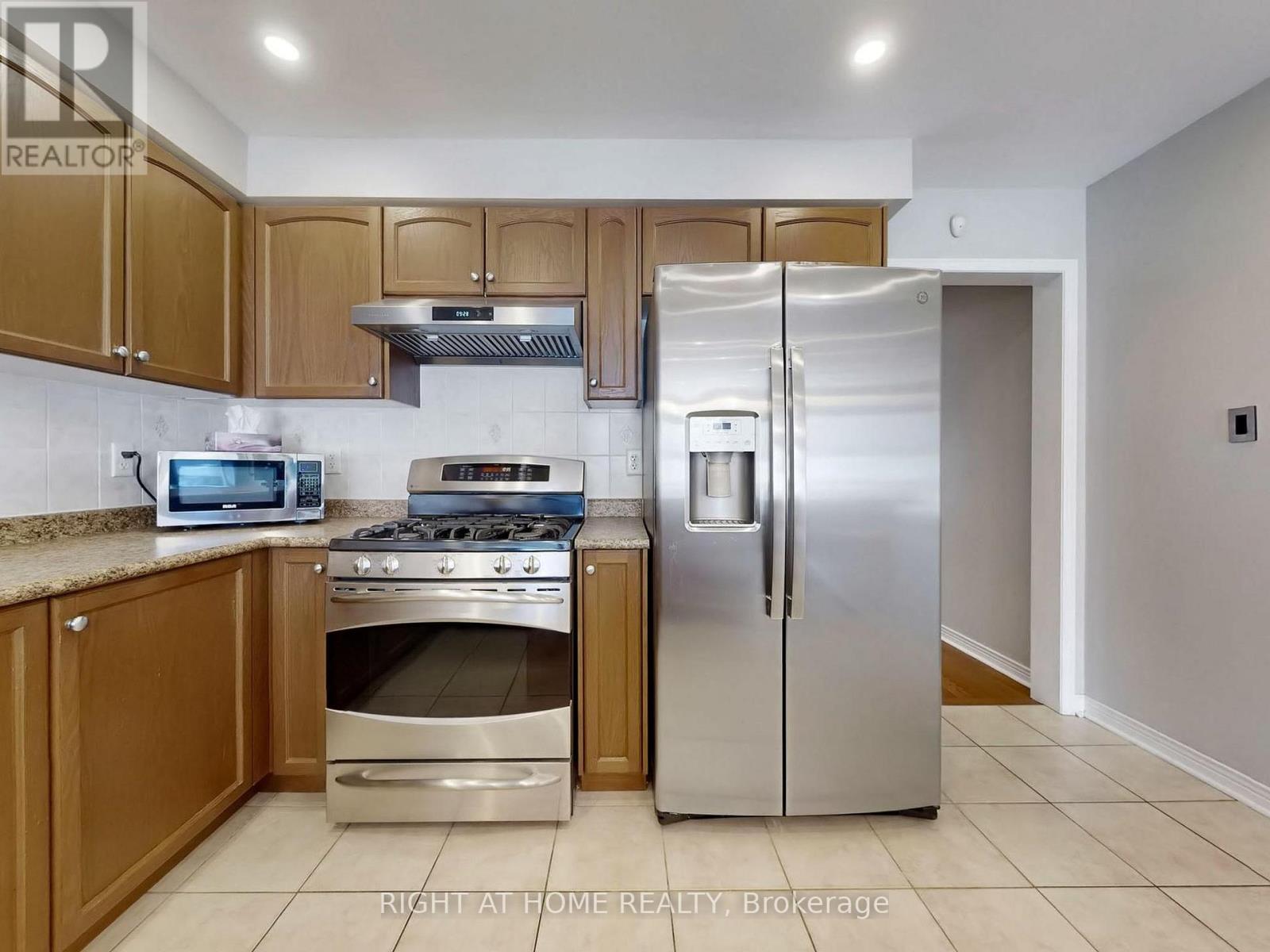 49 Wilkes Crescent, Toronto (Clairlea-Birchmount), Ontario  M1L 0B4 - Photo 8 - E12886672