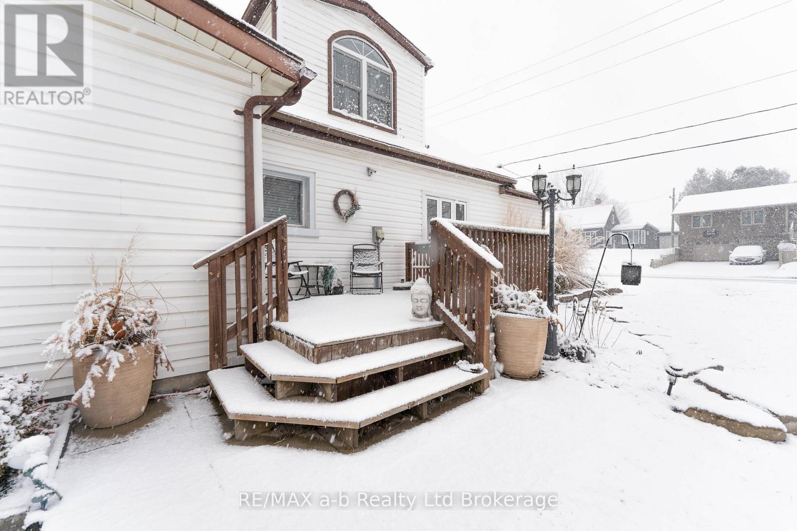 13 Potters Road N, Tillsonburg, Ontario  N4G 2G9 - Photo 2 - X12886534