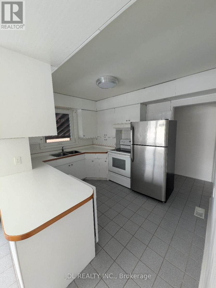 345 Centre Street E, Richmond Hill (Crosby), Ontario  L4C 1B3 - Photo 5 - N12886604